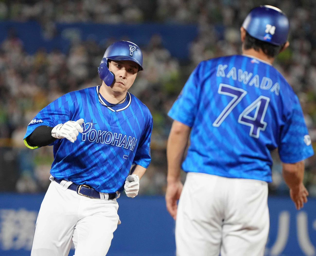 ヤクルト対DeNA 9回表DeNA2死、佐野（左）は左越えに2者連続本塁打を放ち三塁をまわる（撮影・小沢裕）