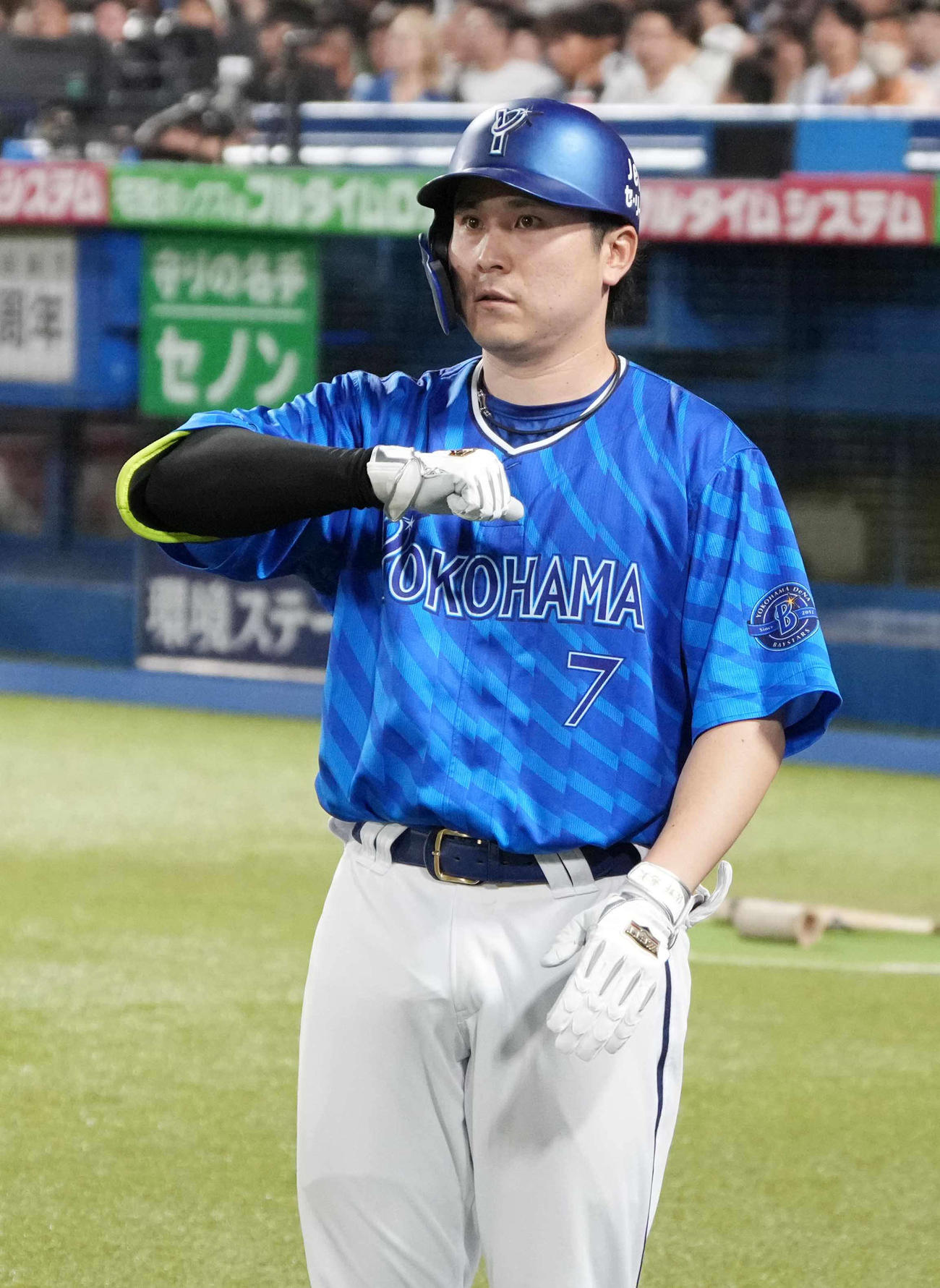ヤクルト対DeNA 9回表DeNA2死、佐野は左越えに2者連続本塁打を放ちポーズを決める（撮影・小沢裕）
