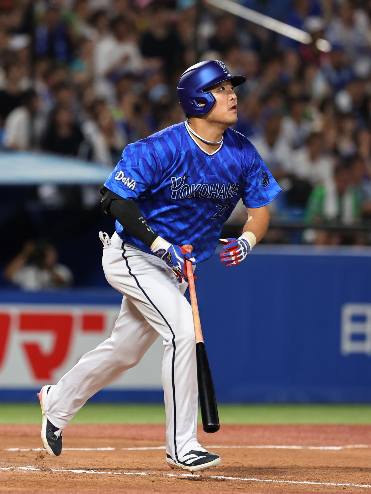 ヤクルト対DeNA 6回表DeNA2死一、二塁、右越え3点本塁打を放つ筒香（撮影・野上伸悟）