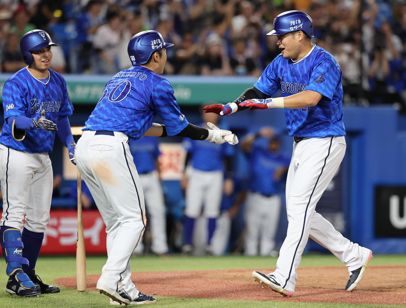 ヤクルト対DeNA 6回表DeNA2死一、二塁、右越え3点本塁打を放ち喜ぶ筒香（撮影・野上伸悟）