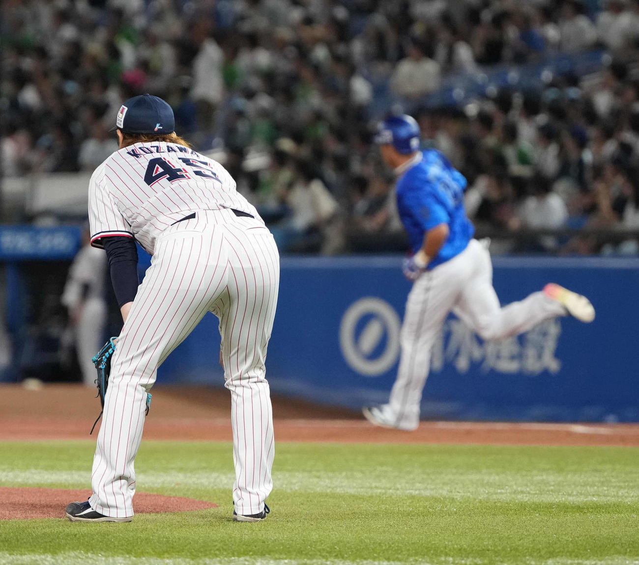 ヤクルト対DeNA 6回表DeNA2死一、二塁、ヤクルト2番手で登板した小沢は代打筒香（右）に右越え3点本塁打を許す（撮影・小沢裕）