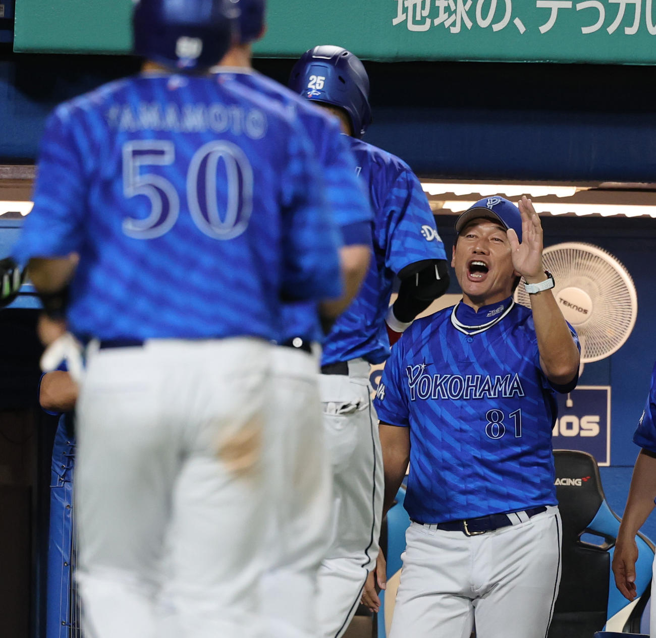 ヤクルト対DeNA 6回表DeNA2死一、二塁、右越え3点本塁打を放った筒香を迎える三浦監督（撮影・野上伸悟）