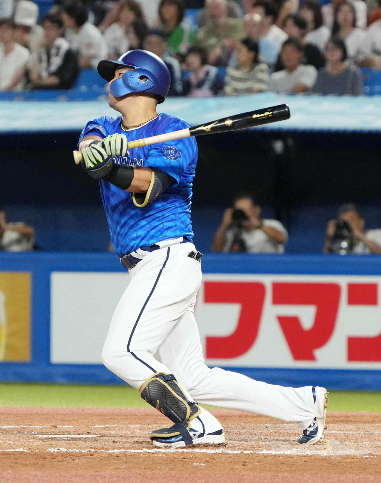 ヤクルト対DeNA 3回表DeNA2死一塁、蝦名は左越えに逆転2点本塁打を放つ（撮影・小沢裕）