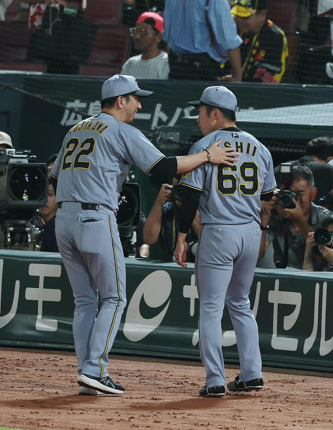 広島対阪神　39試合連続無失点を達成した阪神石井（右）を祝福する藤川監督（撮影・前田充）
