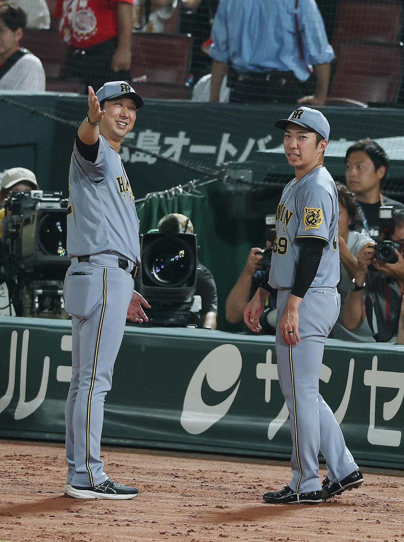 広島対阪神　39試合連続無失点を達成した阪神石井（右）を祝福する藤川監督（撮影・前田充）