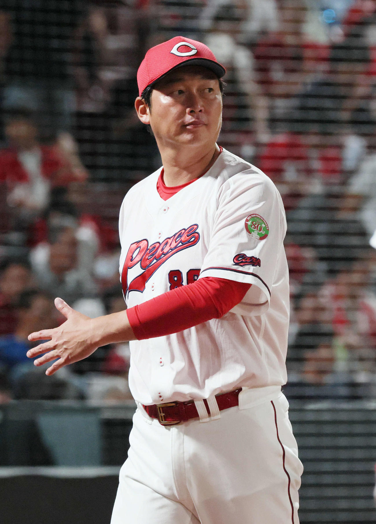 広島対阪神　7回裏終了時、交代を告げる新井監督（撮影・加藤孝規）