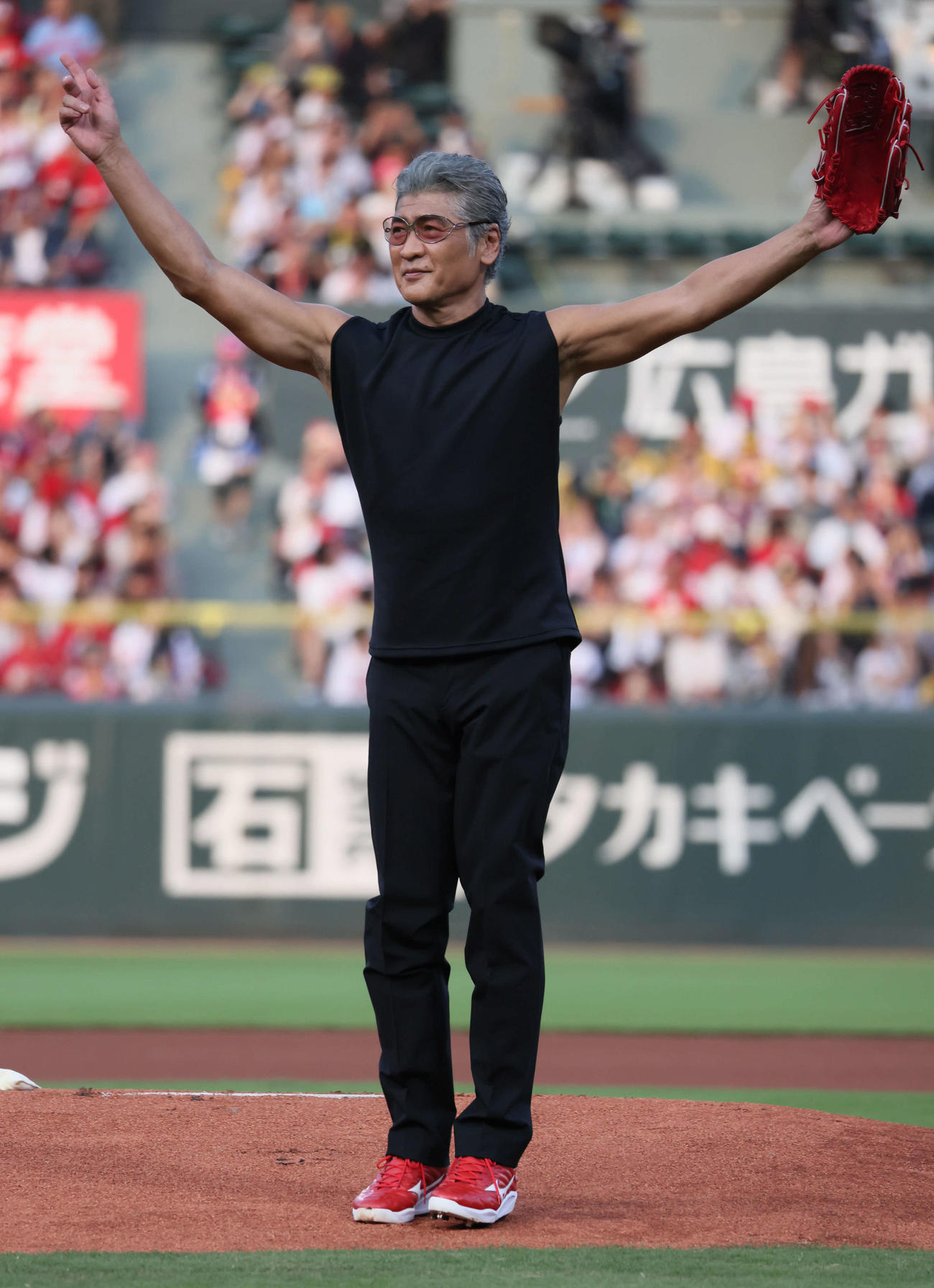 広島対阪神　ピースナイターの始球式で投げる吉川晃司（撮影・加藤孝規）