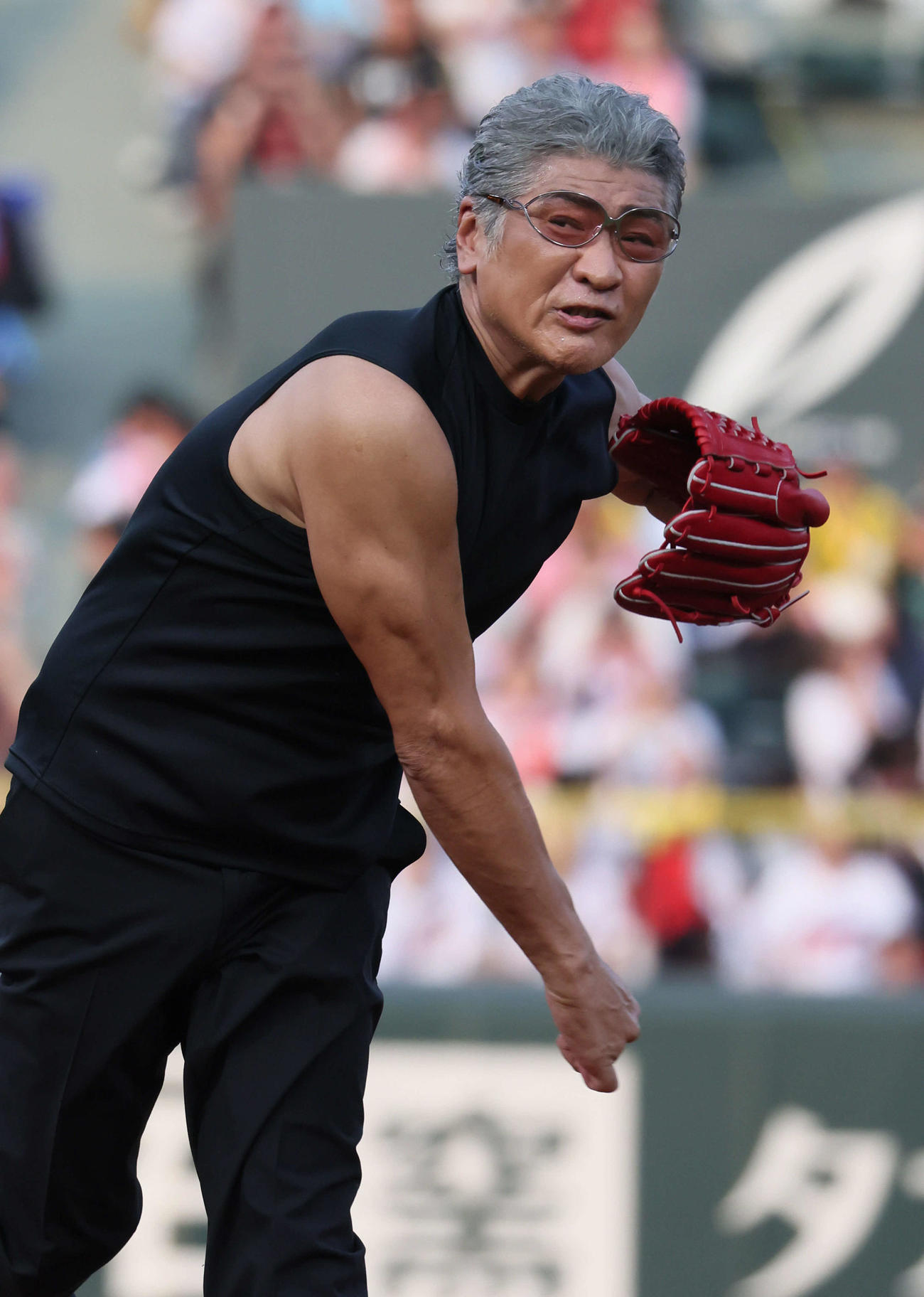 広島対阪神　ピースナイターの始球式で投げる吉川晃司（撮影・加藤孝規）