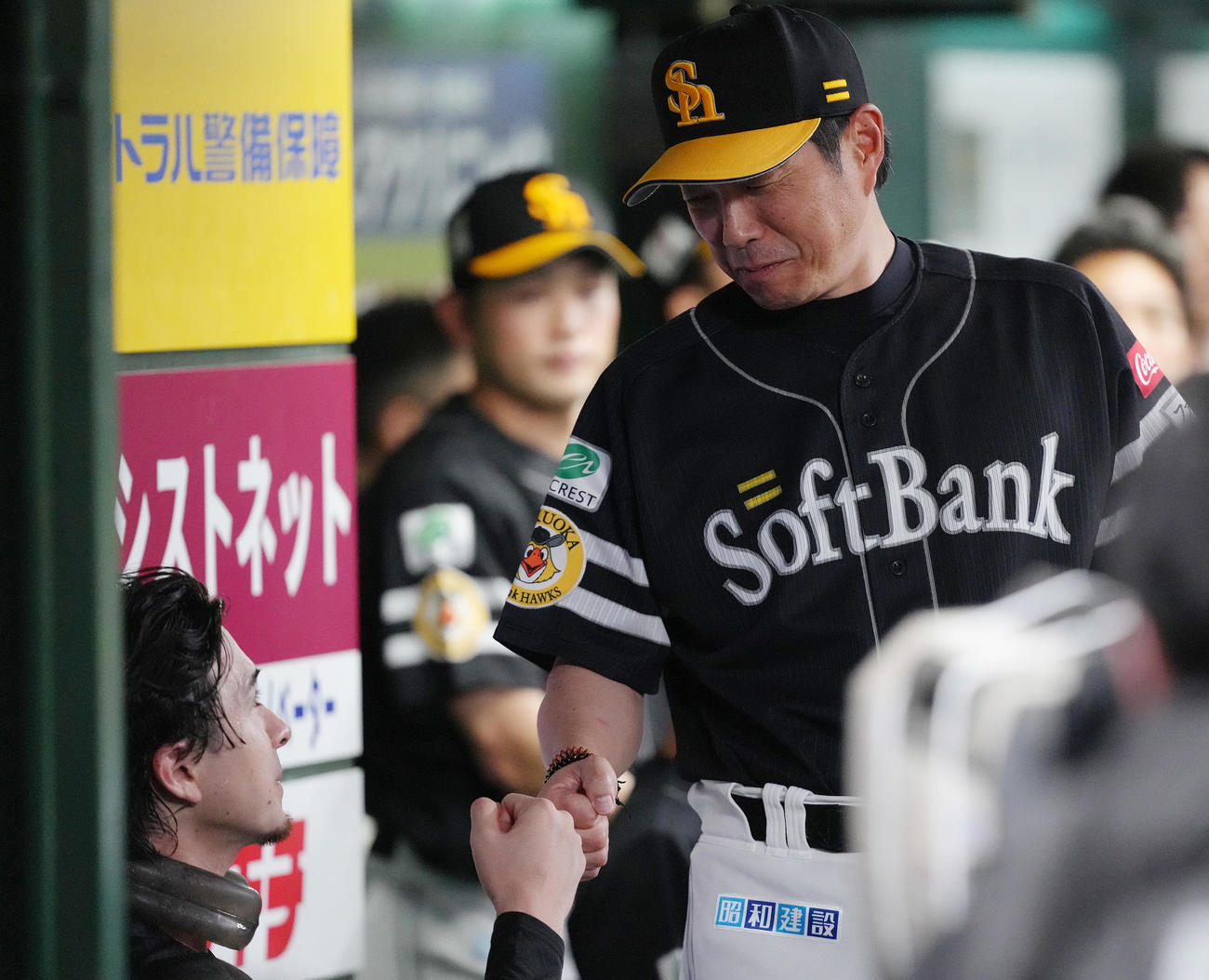 西武対ソフトバンク　6回3失点でベンチに戻ったソフトバンク先発上沢（左）をねぎらう小久保監督（撮影・足立雅史）