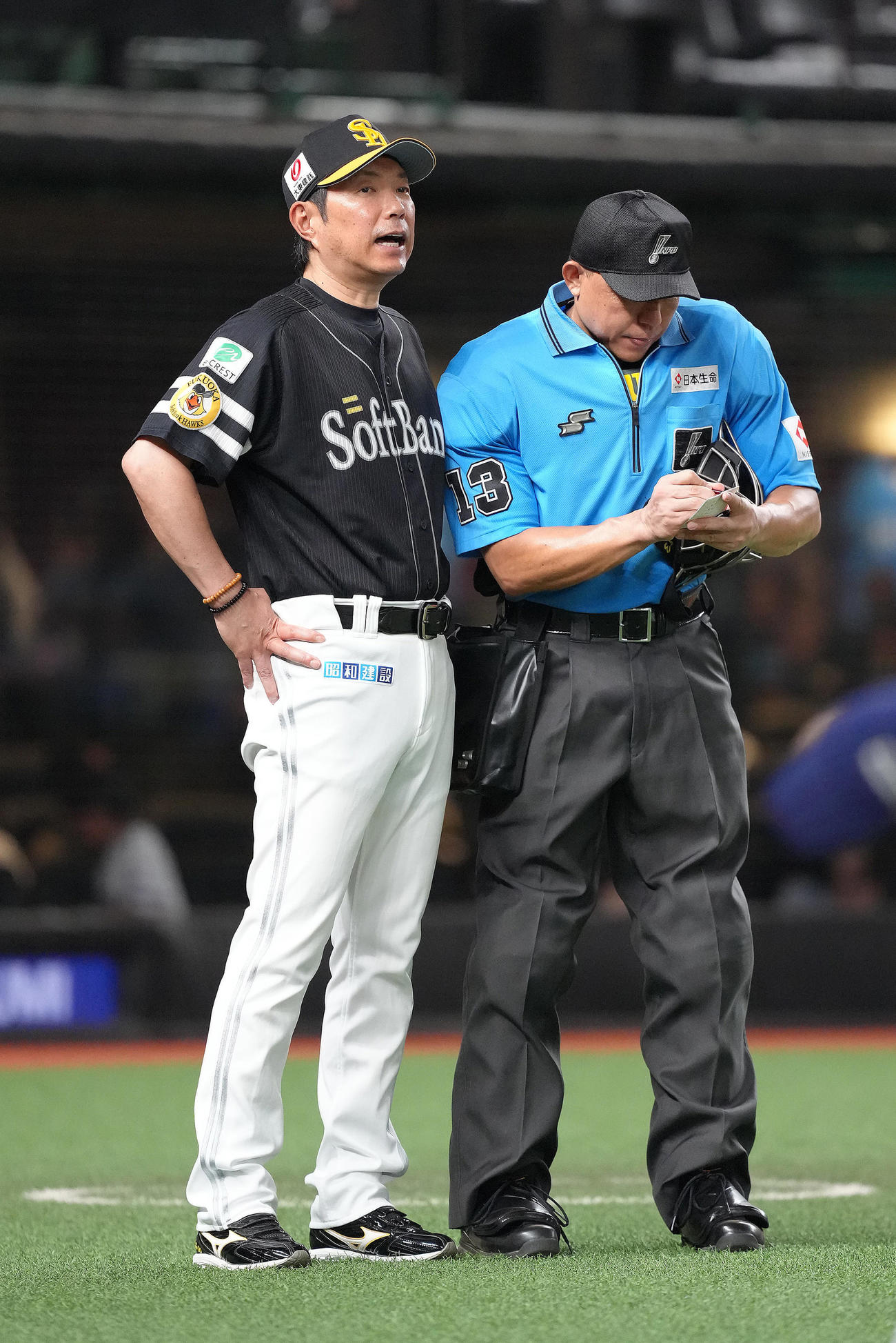 西武対ソフトバンク　選手交代を告げるソフトバンク小久保監督（撮影・足立雅史）