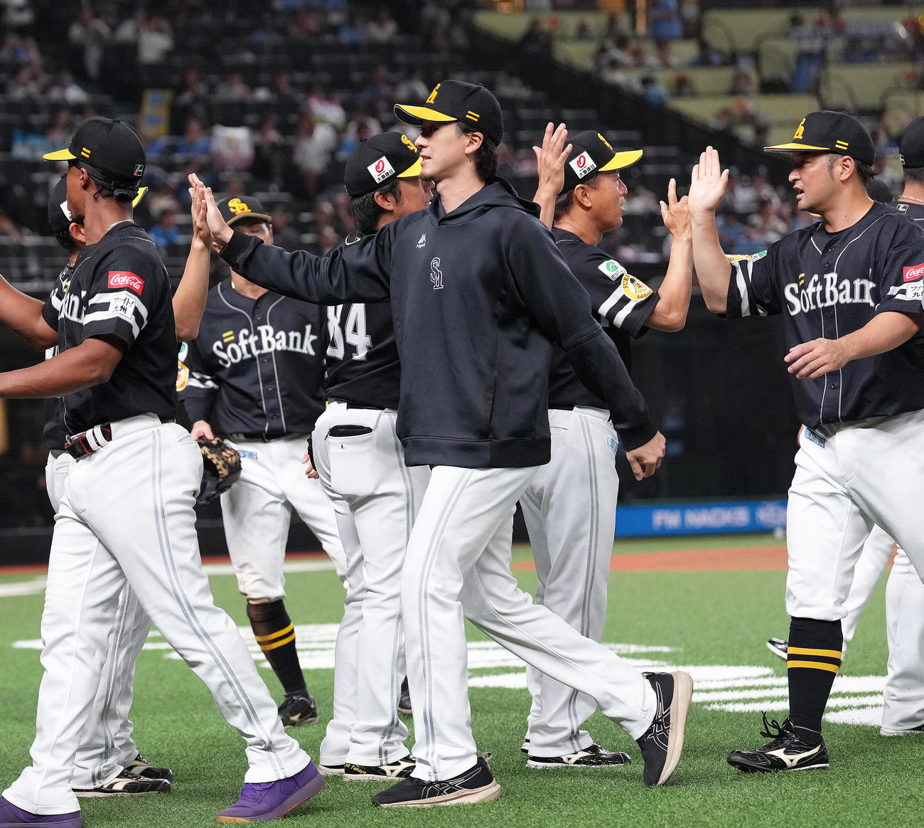 西武対ソフトバンク　西武に勝利しタッチを交わすソフトバンク上沢（中央）ら（撮影・足立雅史）