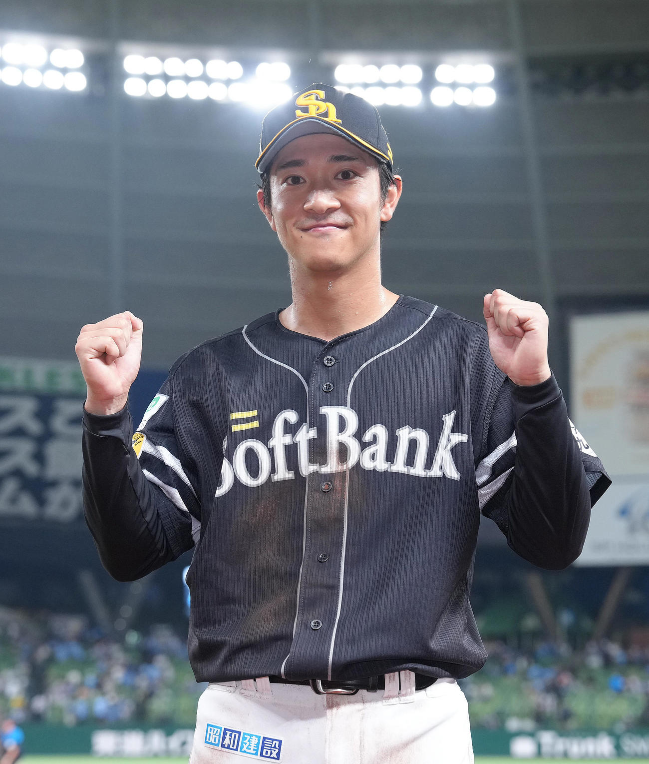 西武対ソフトバンク　ヒーローインタビューを終え、笑顔でポーズを決めるソフトバンク柳町（撮影・足立雅史）