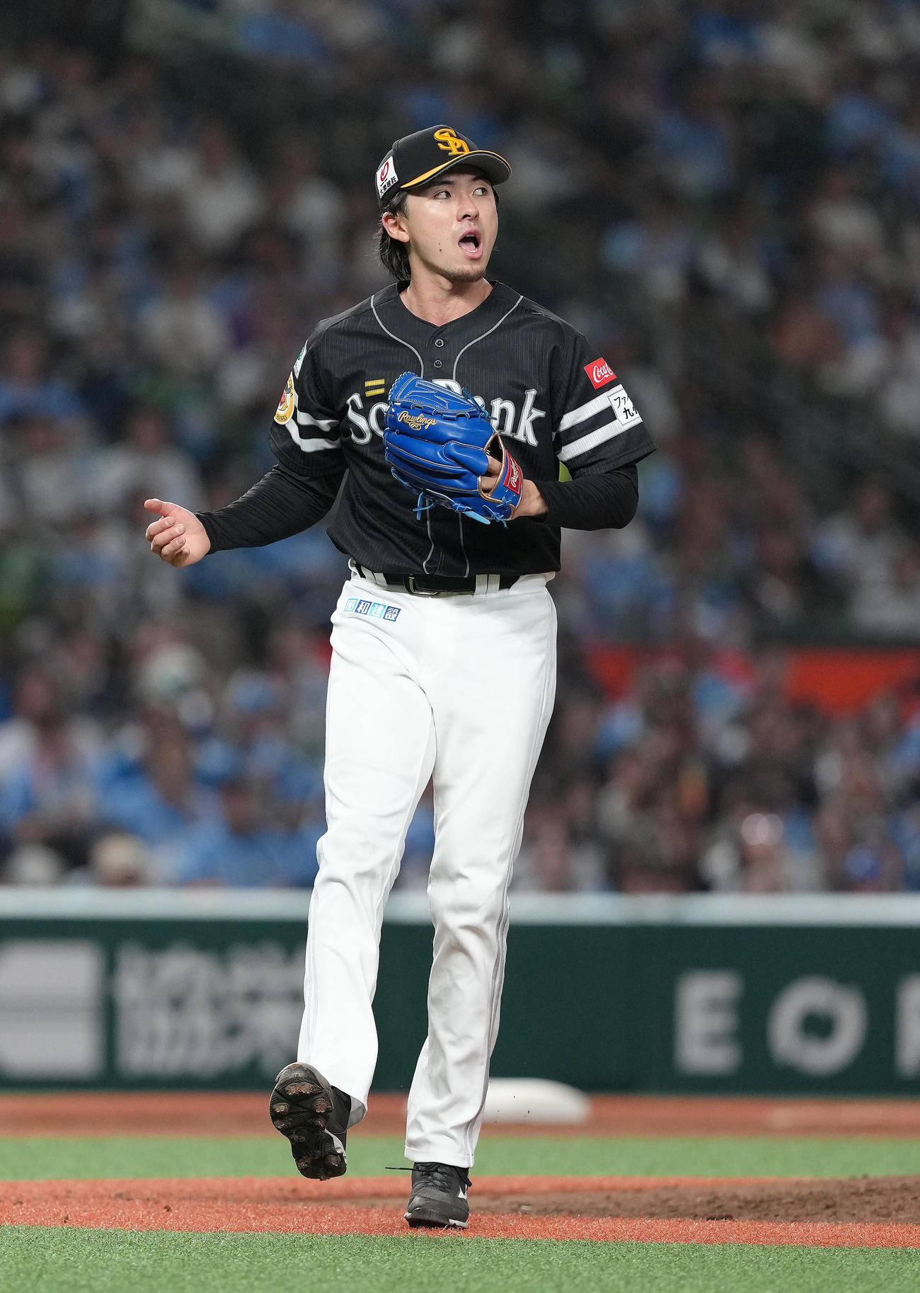 西武対ソフトバンク　3回裏西武2死、外崎を空振り三振に仕留めグラブをたたく上沢（撮影・足立雅史）