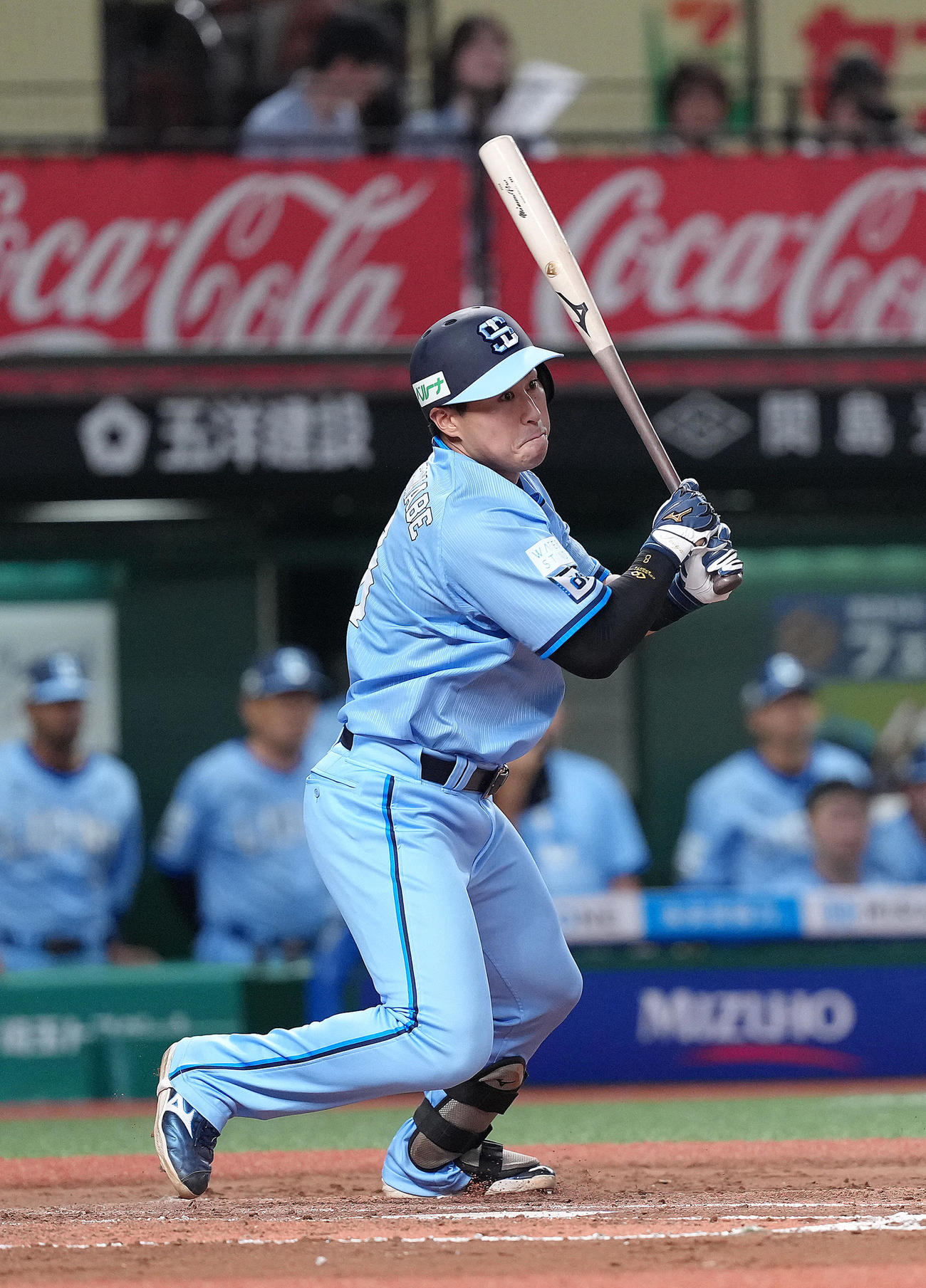 西武対ソフトバンク　6回裏西武無死一、二塁、渡部聖は内野安打を放つ（撮影・足立雅史）