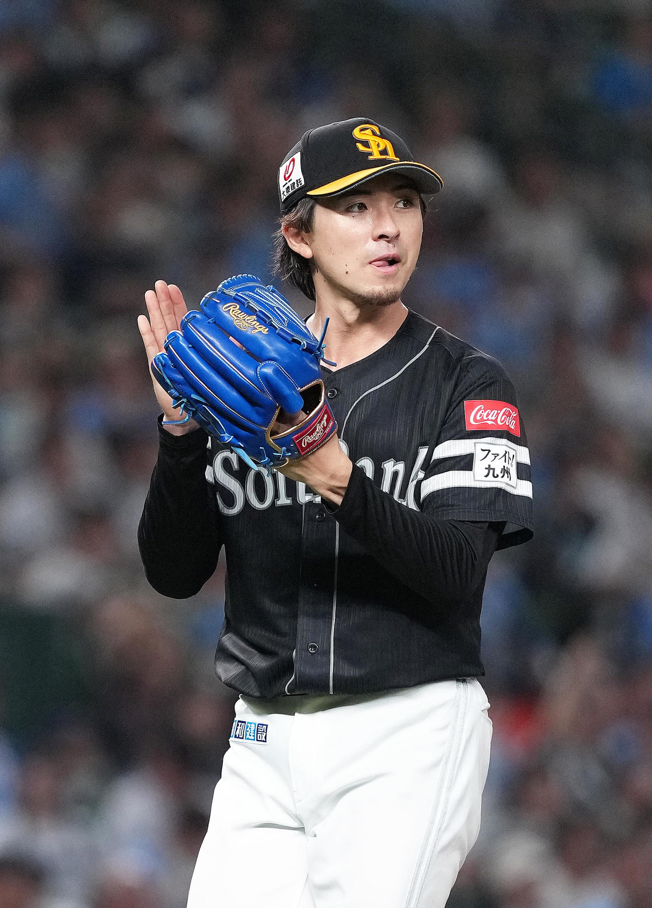 西武対ソフトバンク　4回裏西武の攻撃を3者凡退で終え、グラブをたたく上沢（撮影・足立雅史）