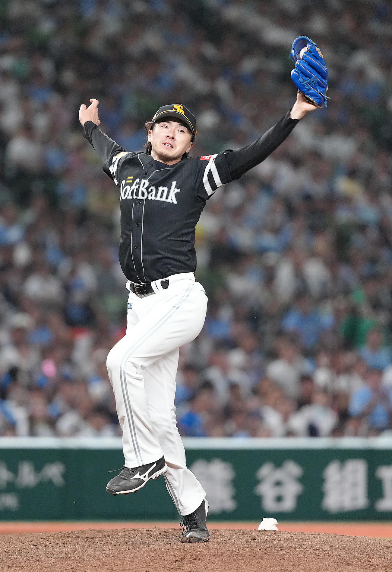 西武対ソフトバンク　4回裏西武1死、渡部聖の打球を捕球し投ゴロとする上沢（撮影・足立雅史）