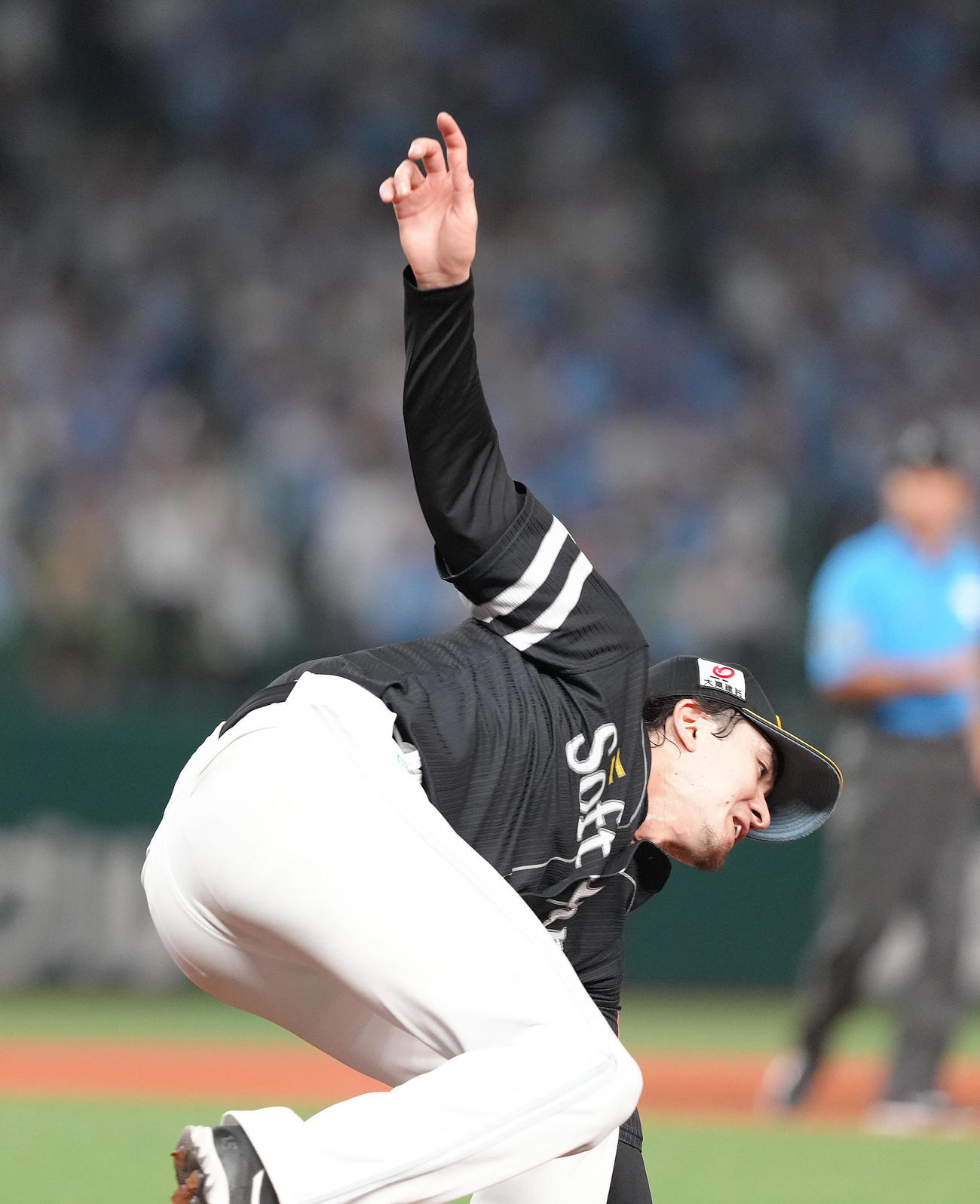 西武対ソフトバンク　6回裏西武無死一、二塁、渡部聖の打球を山川が一塁へ悪送球、捕球しそこねる投手上沢（撮影・足立雅史）