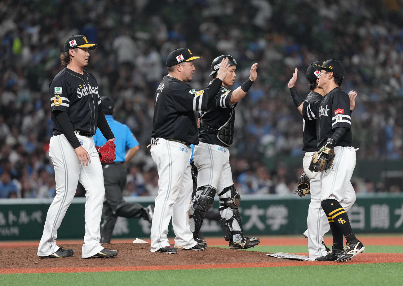 西武対ソフトバンク　西武に勝利しタッチを交わすソフトバンクナイン（撮影・足立雅史）