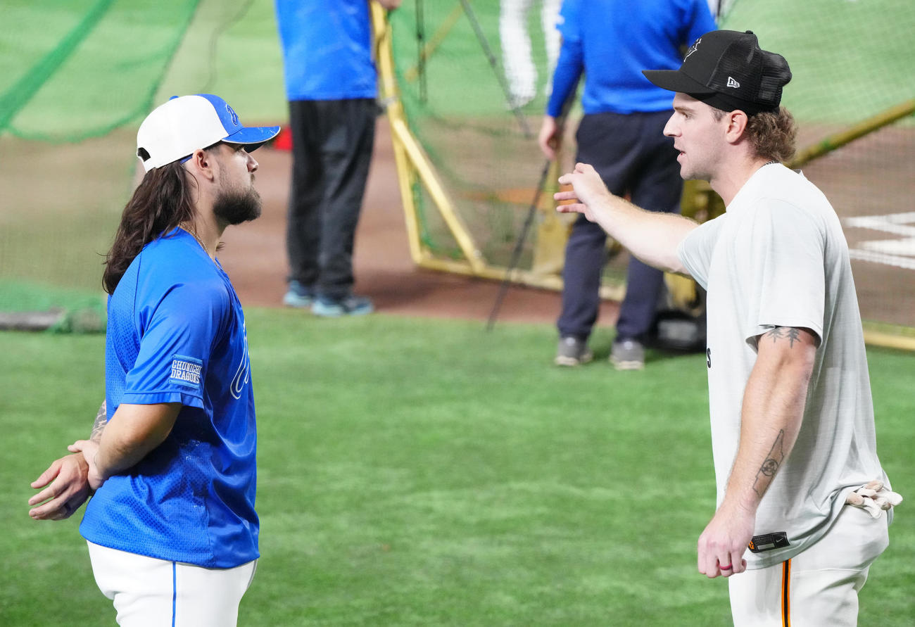 巨人対中日　試合前、言葉を交わす巨人キャベッジ（右）と中日チェイビス（撮影・江口和貴）