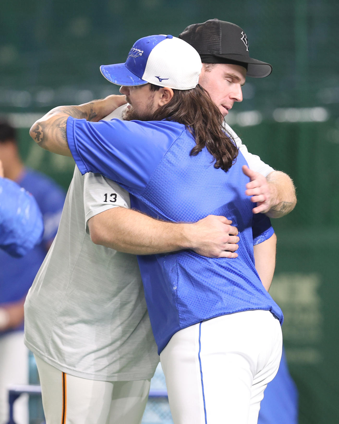 巨人対中日　試合前、ハグする巨人キャベッジ（左）と中日チェイビス（撮影・水谷安孝）