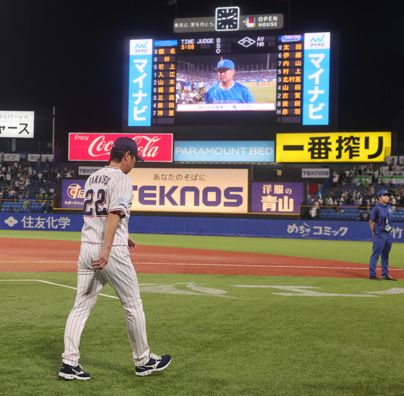 ヤクルト対DeNA DeNA筒香のヒーローインタビューが行われる中、引き揚げるヤクルト高津監督（撮影・野上伸悟）