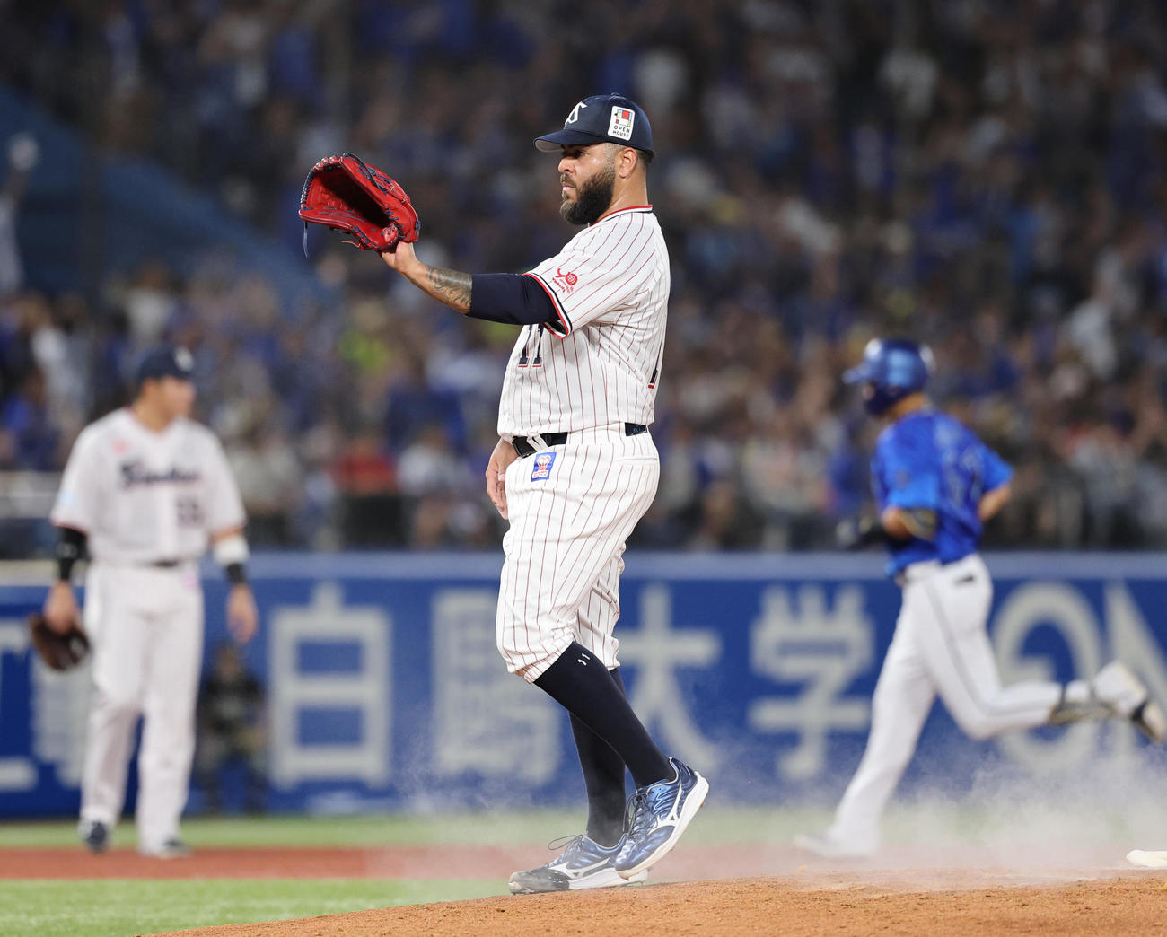 ヤクルト対DeNA 3回表DeNA2死一塁、蝦名に左越え2点本塁打を許すアビラ（撮影・野上伸悟）
