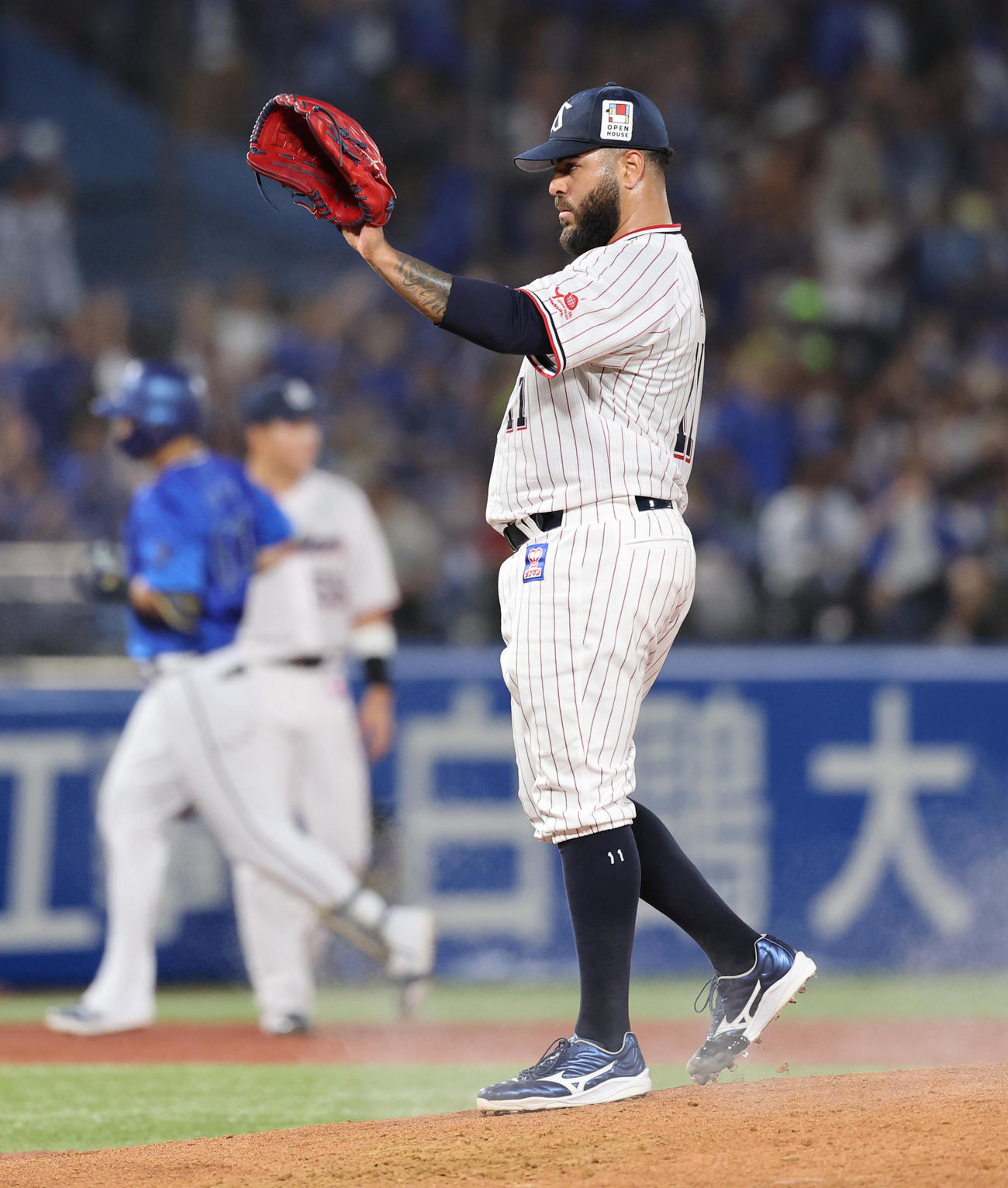 ヤクルト対DeNA 3回表DeNA2死一塁、蝦名に左越え2点本塁打を許すアビラ（撮影・野上伸悟）
