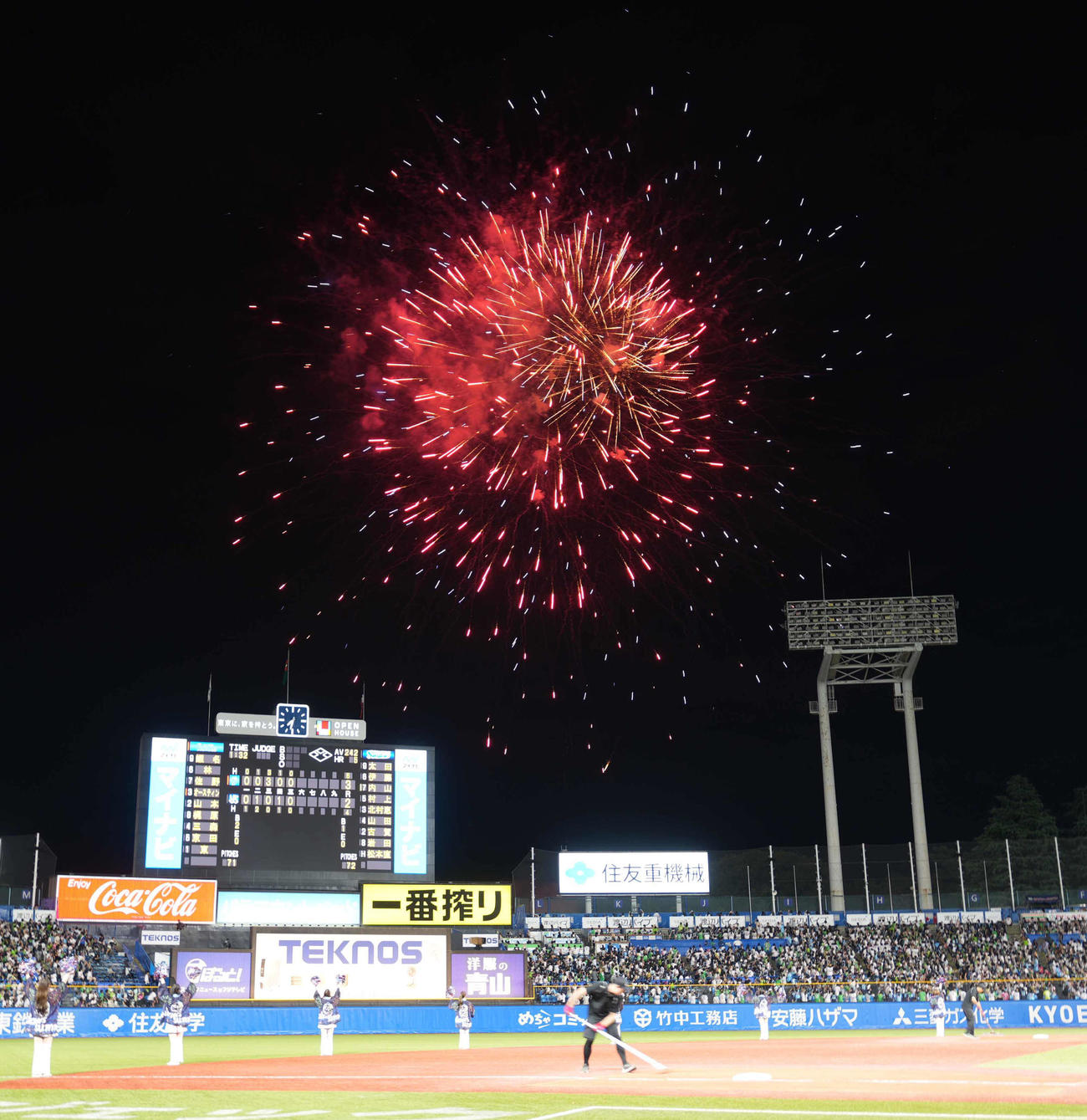 ヤクルト対DeNA 5回終了後に打ち上げられる神宮球場の花火（撮影・小沢裕）