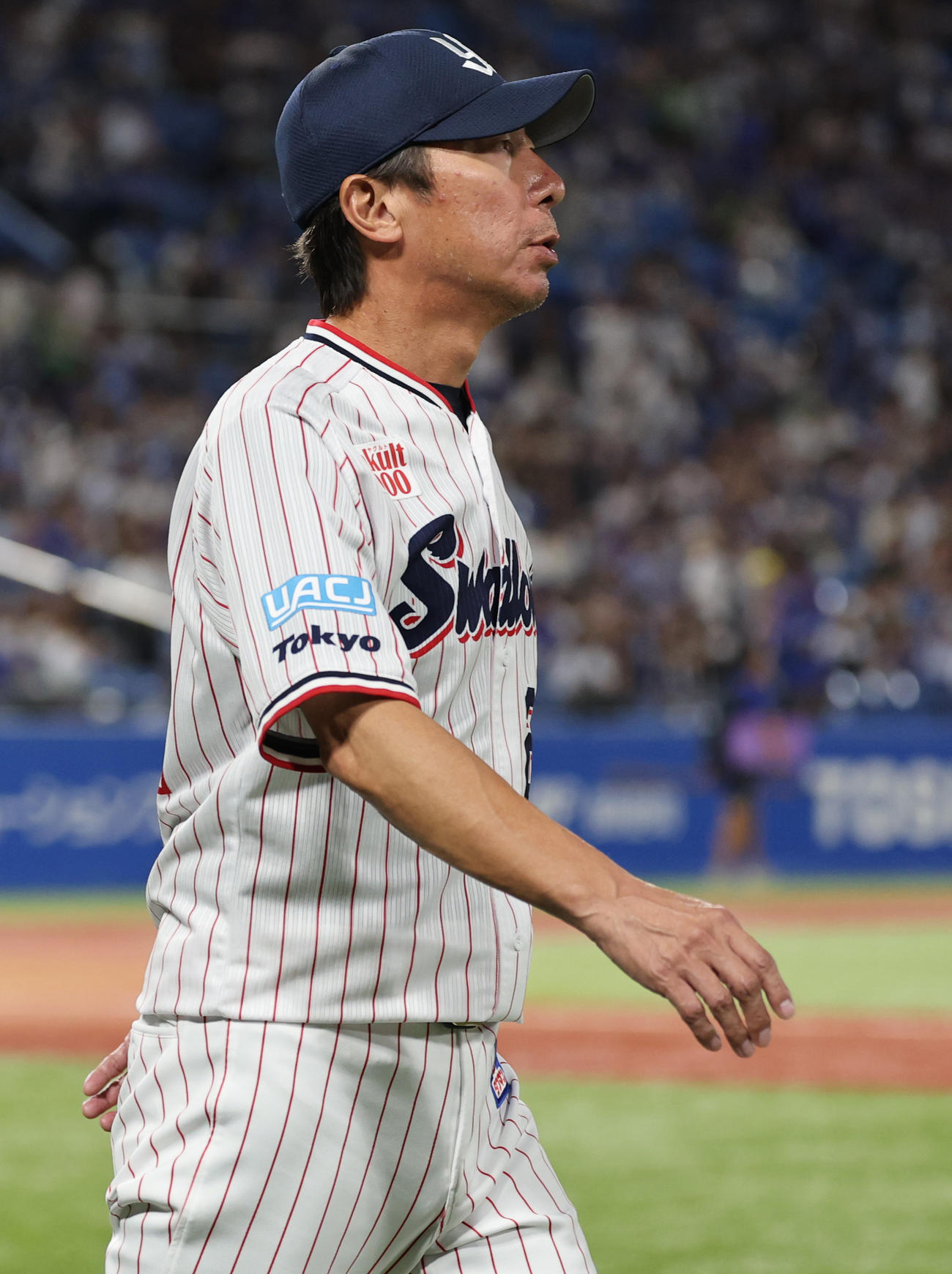 ヤクルト対DeNA　破れて引き揚げるヤクルト高津監督（撮影・野上伸悟）