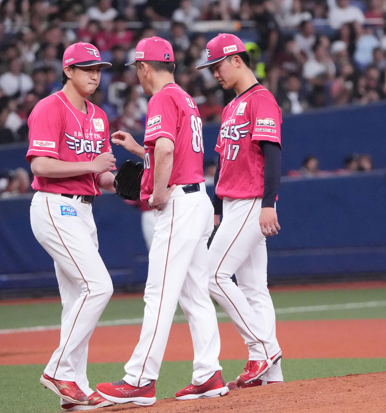 オリックス対楽天　7回裏オリックス1死一、三塁、古謝（右）はマウンドを降りる（撮影・森本幸一）