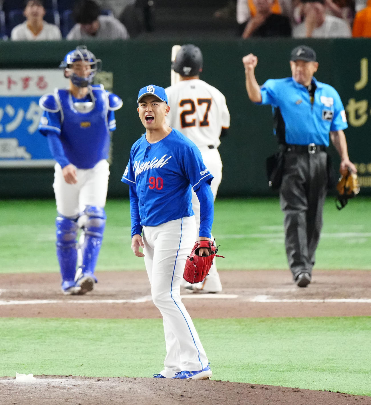 巨人対中日　9回裏巨人2死一、二塁、岸田から空振り三振を奪い、雄たけびを上げる松山（撮影・江口和貴）