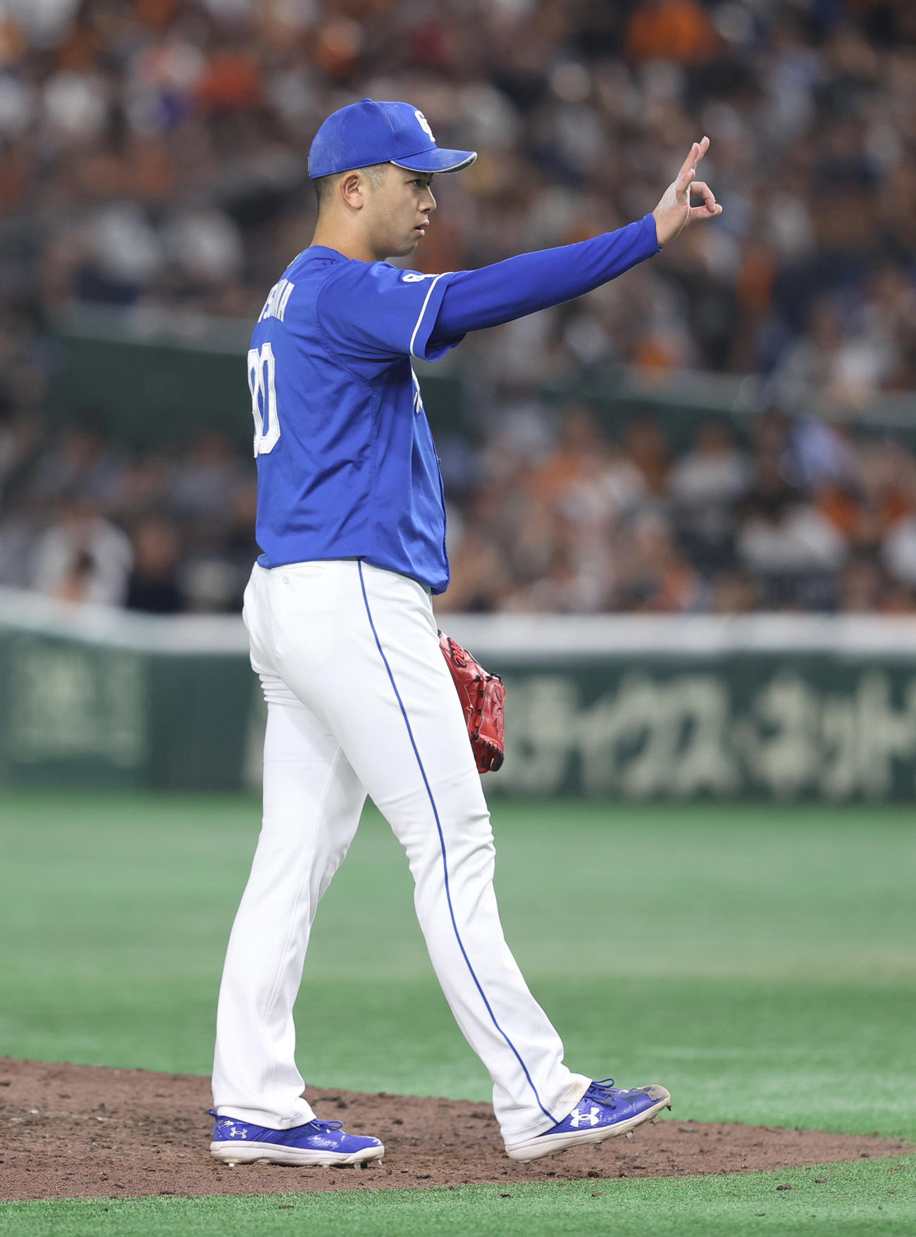 巨人対中日　巨人に勝利しポーズを決める松山（撮影・水谷安孝）