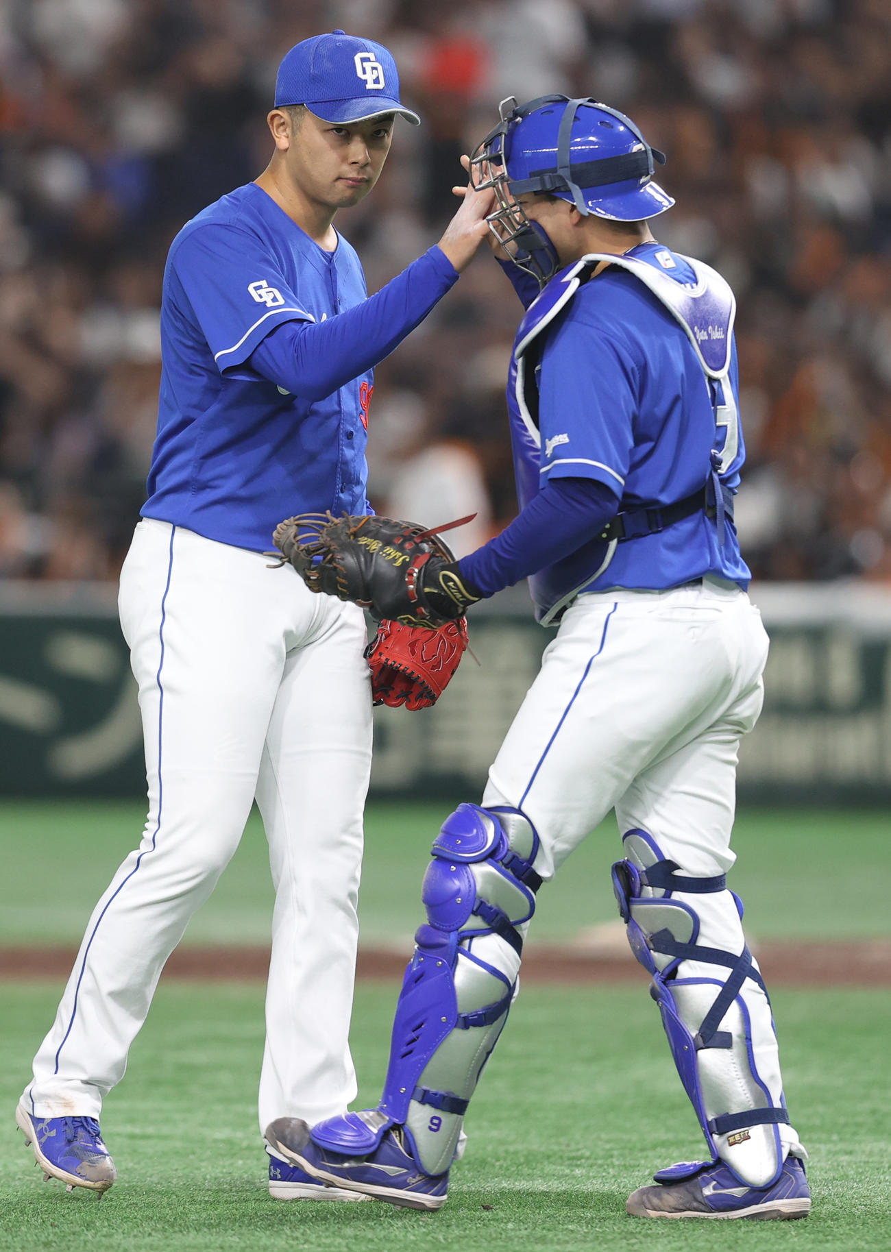 巨人対中日　巨人に勝利し石伊（右）とハイタッチする松山（撮影・水谷安孝）