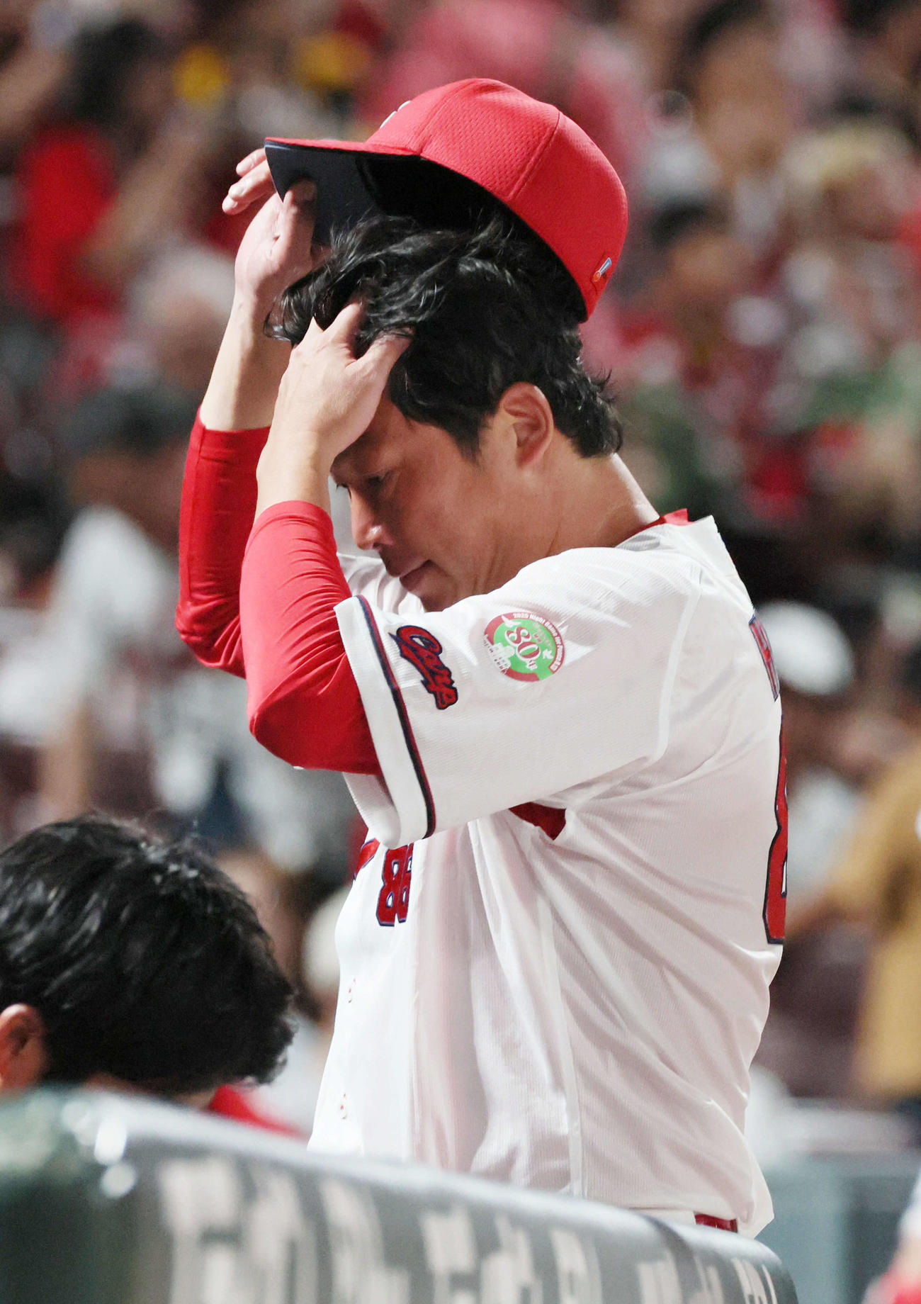 広島対阪神　7回裏終了時、交代を告げる新井監督（撮影・加藤孝規）