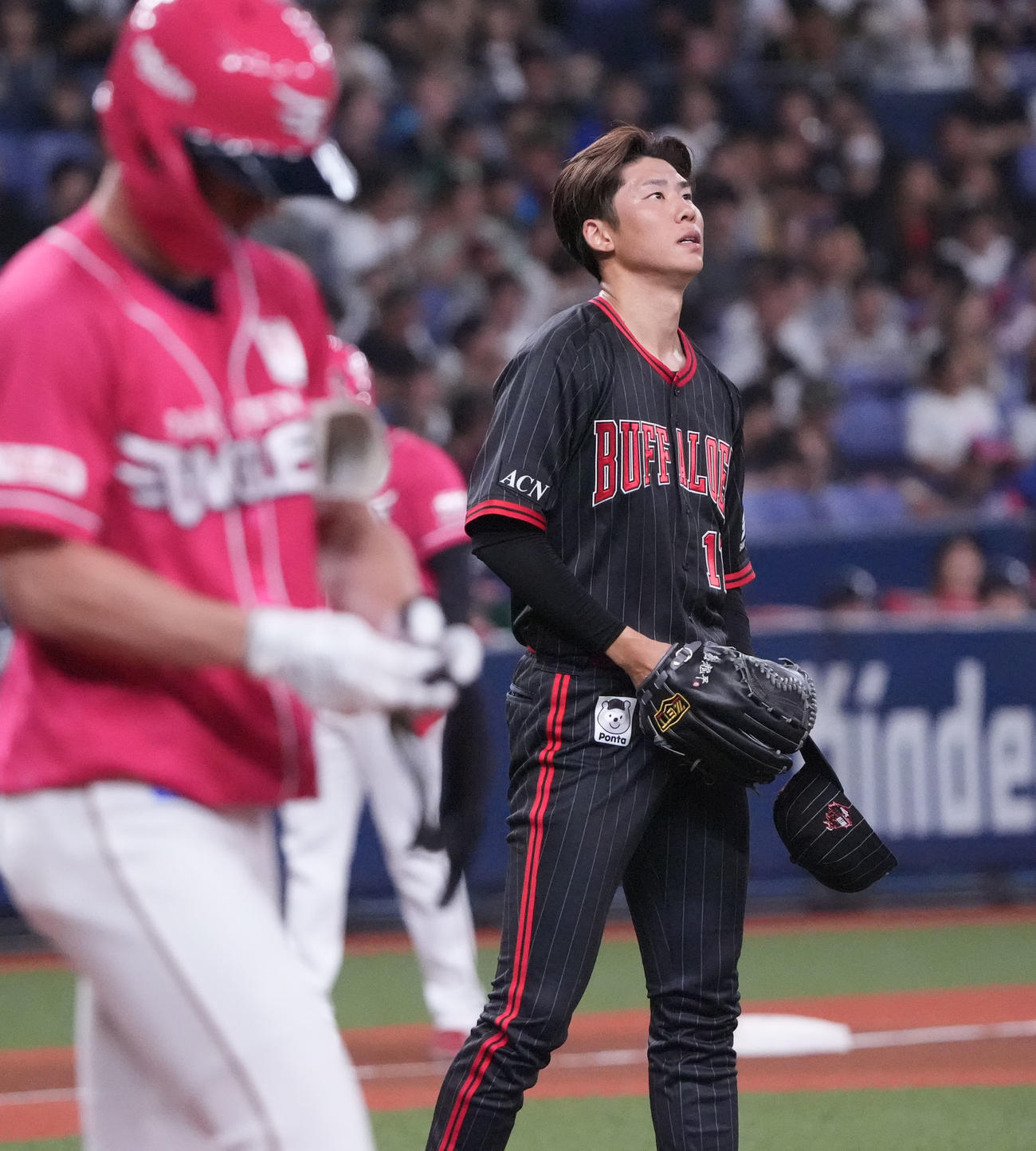 オリックス対楽天　1回表楽天2死二、三塁、曽谷龍平（右）は辰己涼介に死球し帽子を取る（撮影・森本幸一）
