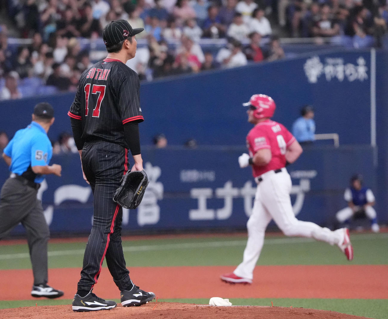 オリックス対楽天　3回表楽天2死一塁、曽谷（左）はボイト（右）に左越え2点本塁打を打たれる（撮影・森本幸一）