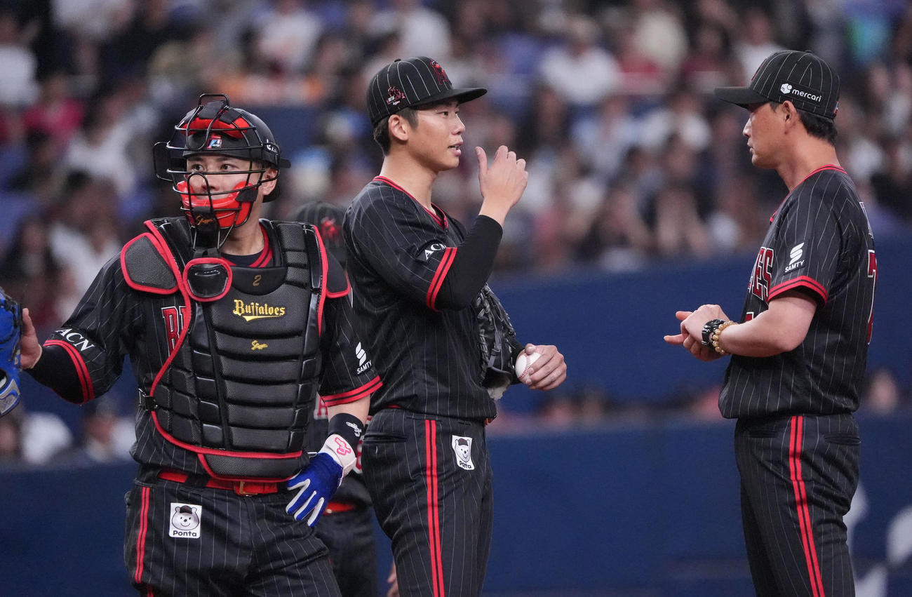 オリックス対楽天　5回表楽天1死一、三塁、曽谷（中央）はマウンドを降りる（撮影・森本幸一）