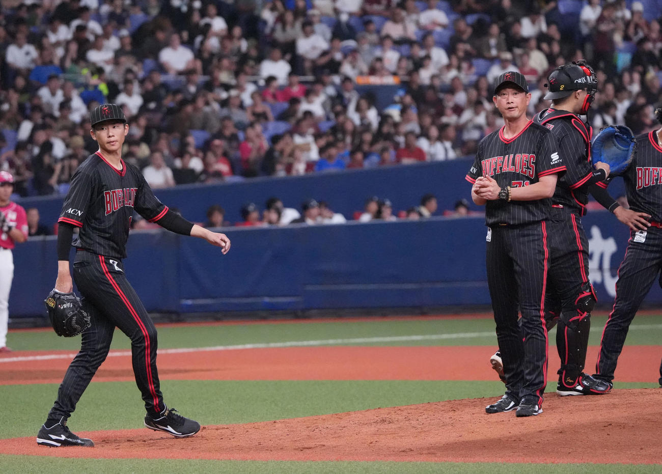 オリックス対楽天　5回表楽天1死一、三塁、曽谷（左）はマウンドを降りる（撮影・森本幸一）