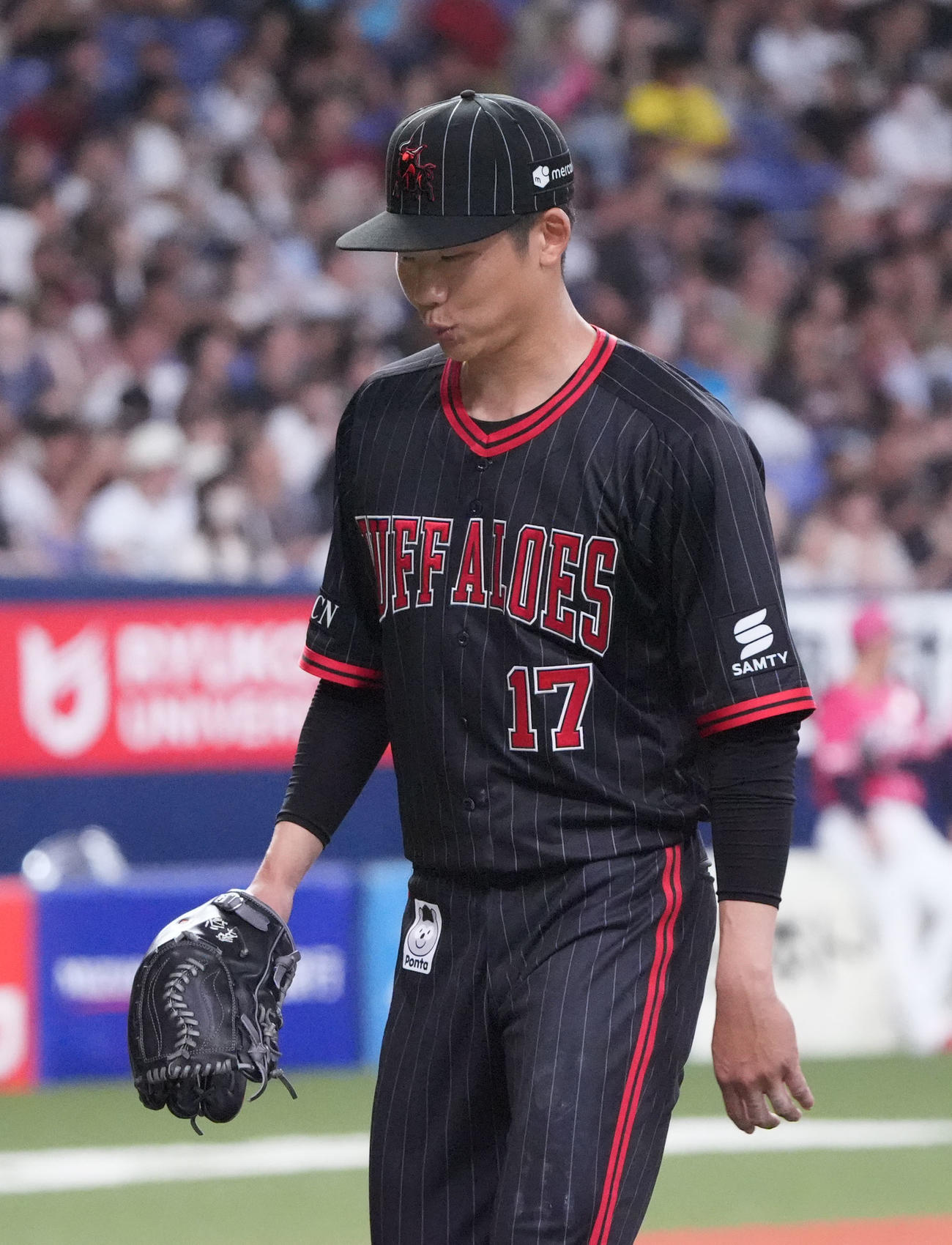 オリックス対楽天　5回表楽天1死一、三塁、曽谷はマウンドを降りる（撮影・森本幸一）