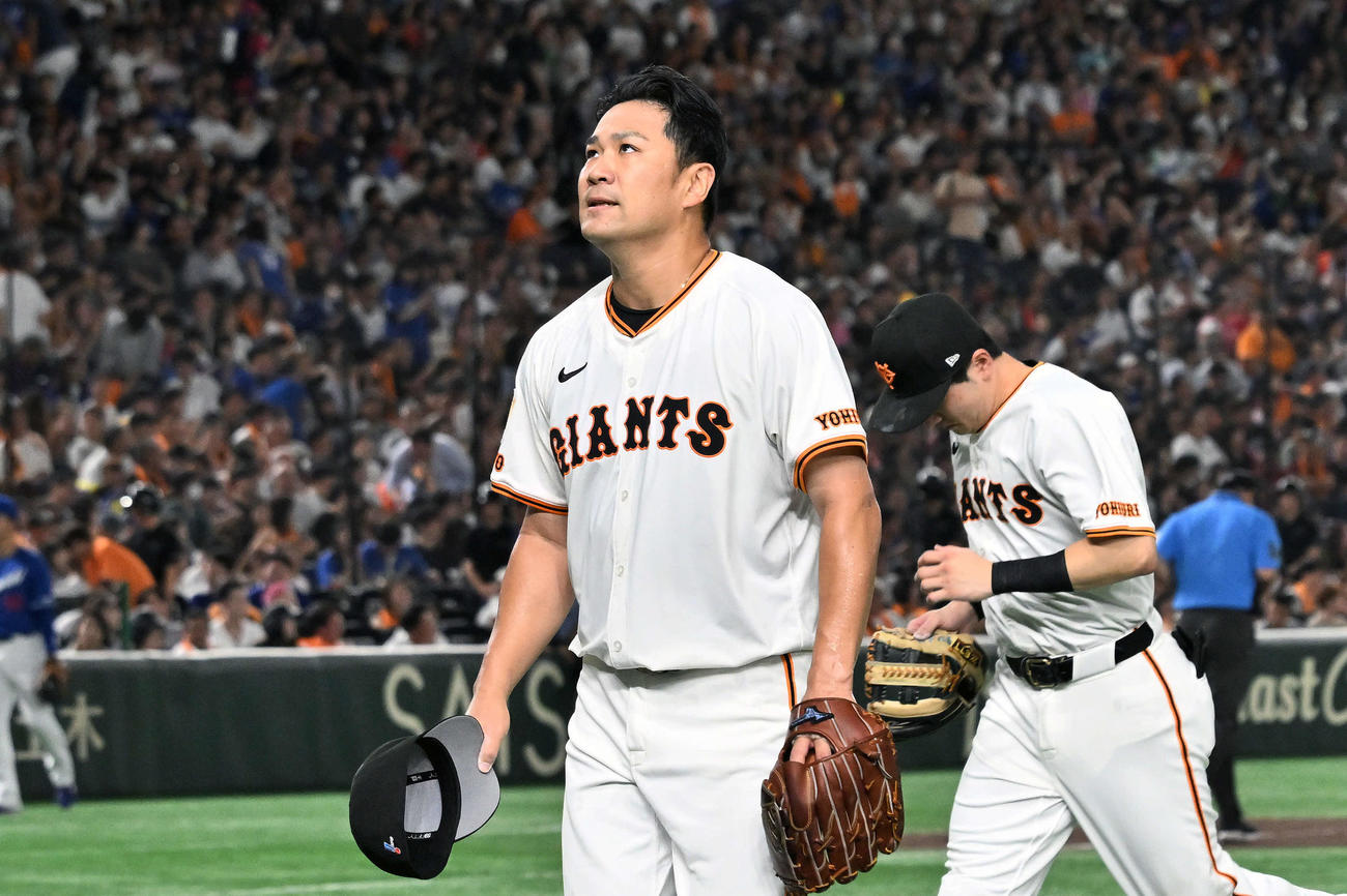 巨人対中日　5回表に3失点し悔しげな表情で引き揚げる巨人先発の田中将（撮影・滝沢徹郎）