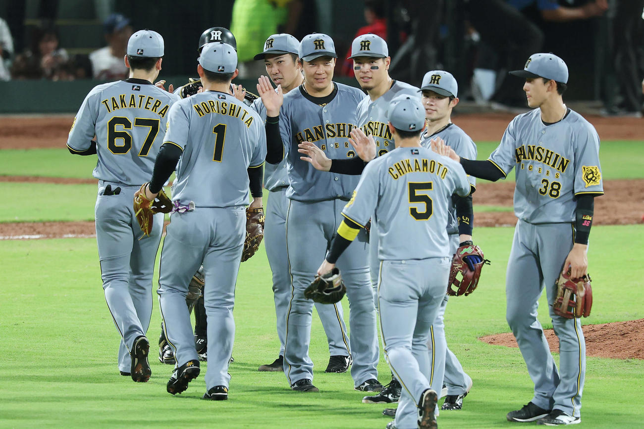 広島対阪神　広島に勝利し、タッチを交わす阪神の選手たち（撮影・前田充）
