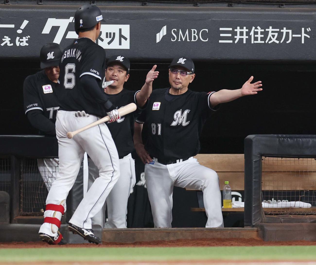 日本ハム対ロッテ　5回表ロッテ1死三塁、右犠飛を放った西川を出迎える吉井監督（右）（撮影・黒川智章）