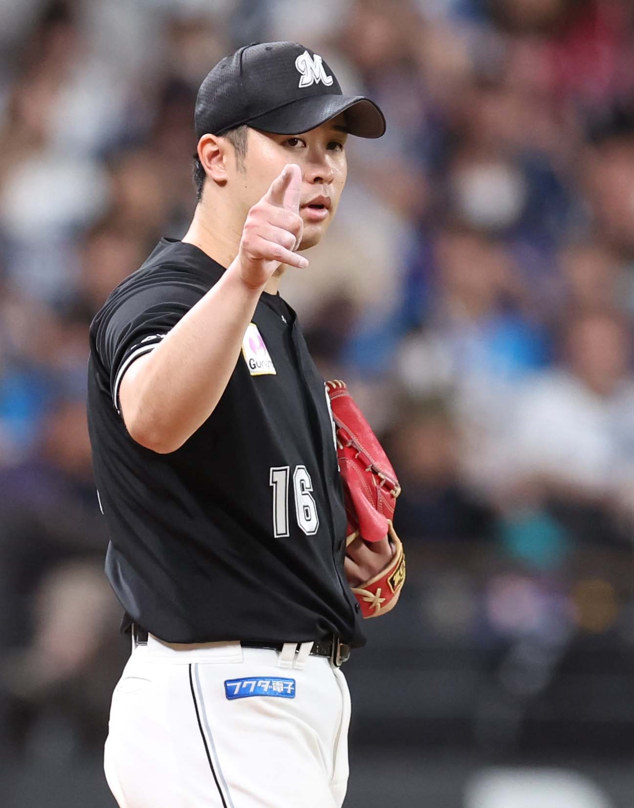 日本ハム対ロッテ　7回裏日本ハム無死、清宮幸を打ち取りポーズをとる種市（撮影・黒川智章）