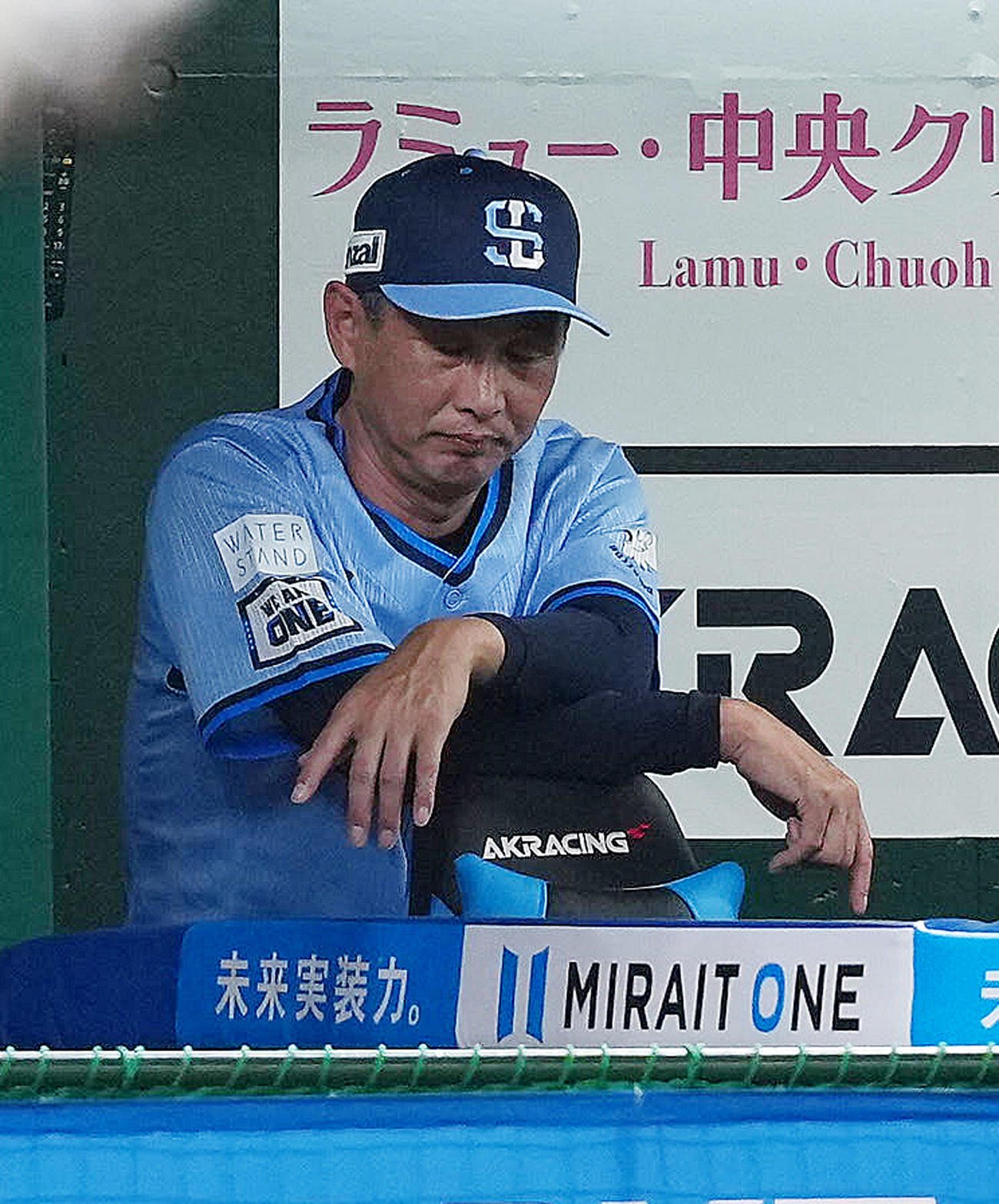 西武対ソフトバンク　ベンチでうつむく西武西口監督（撮影・足立雅史）