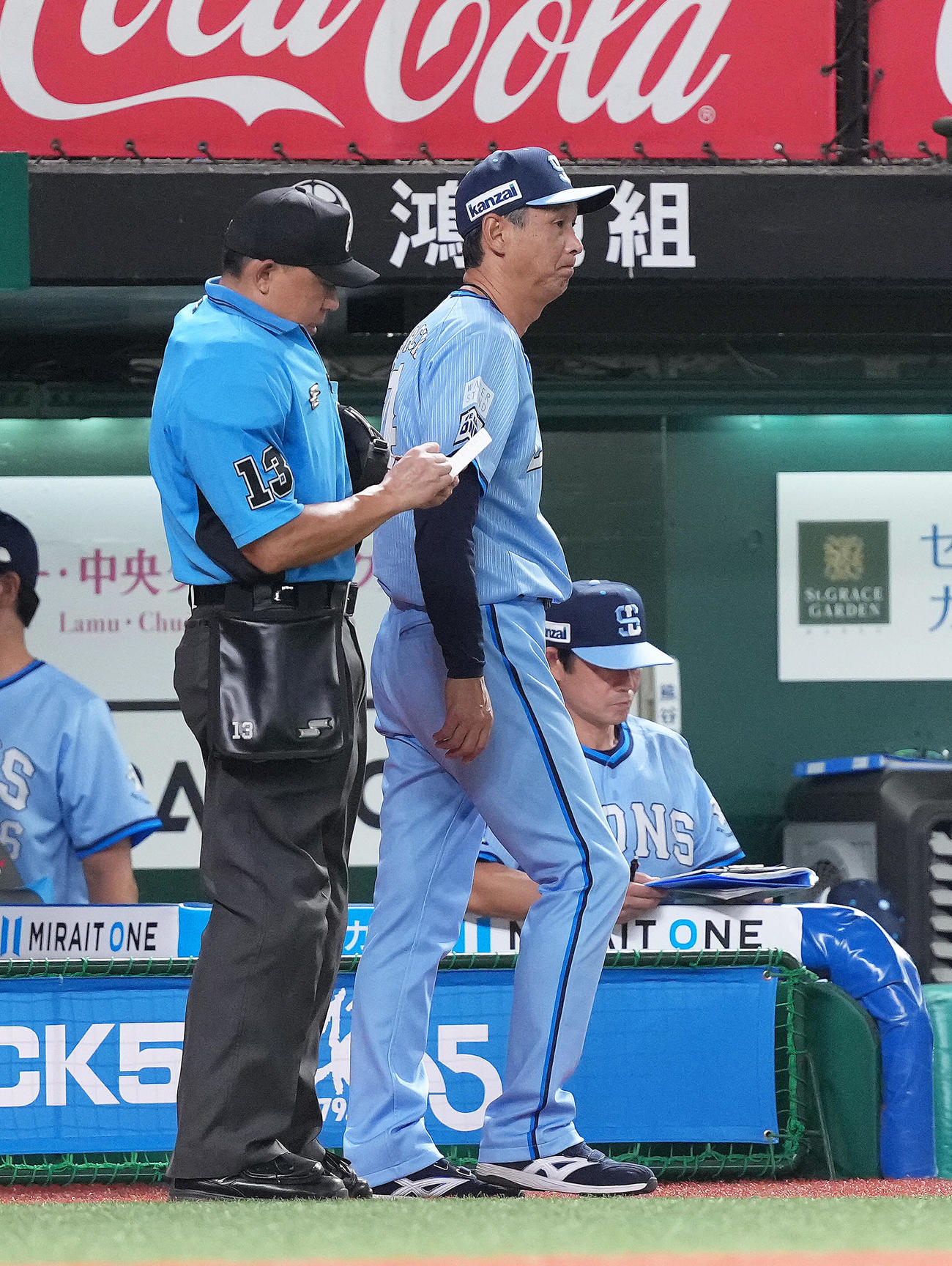 西武対ソフトバンク　選手交代を告げベンチに戻る西武西口監督（撮影・足立雅史）