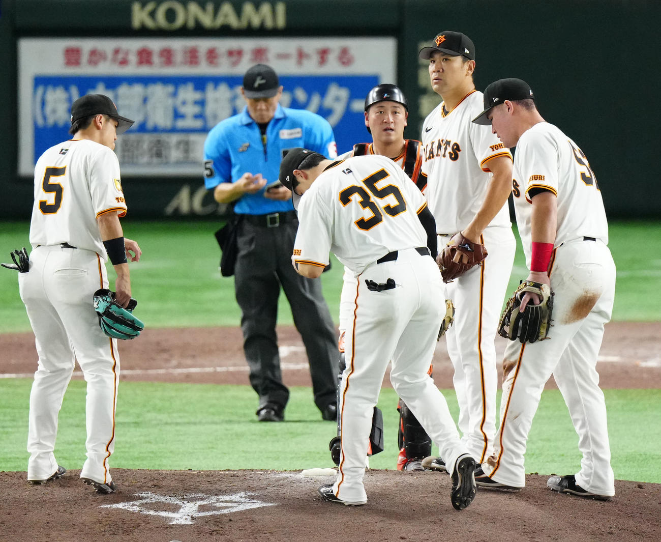 巨人対中日　5回表中日1死一塁、山本の二ゴロを処理した門脇（左端）の悪送球で失点し、マウンドに集まる選手たち。右から2人目は田中将（撮影・江口和貴）