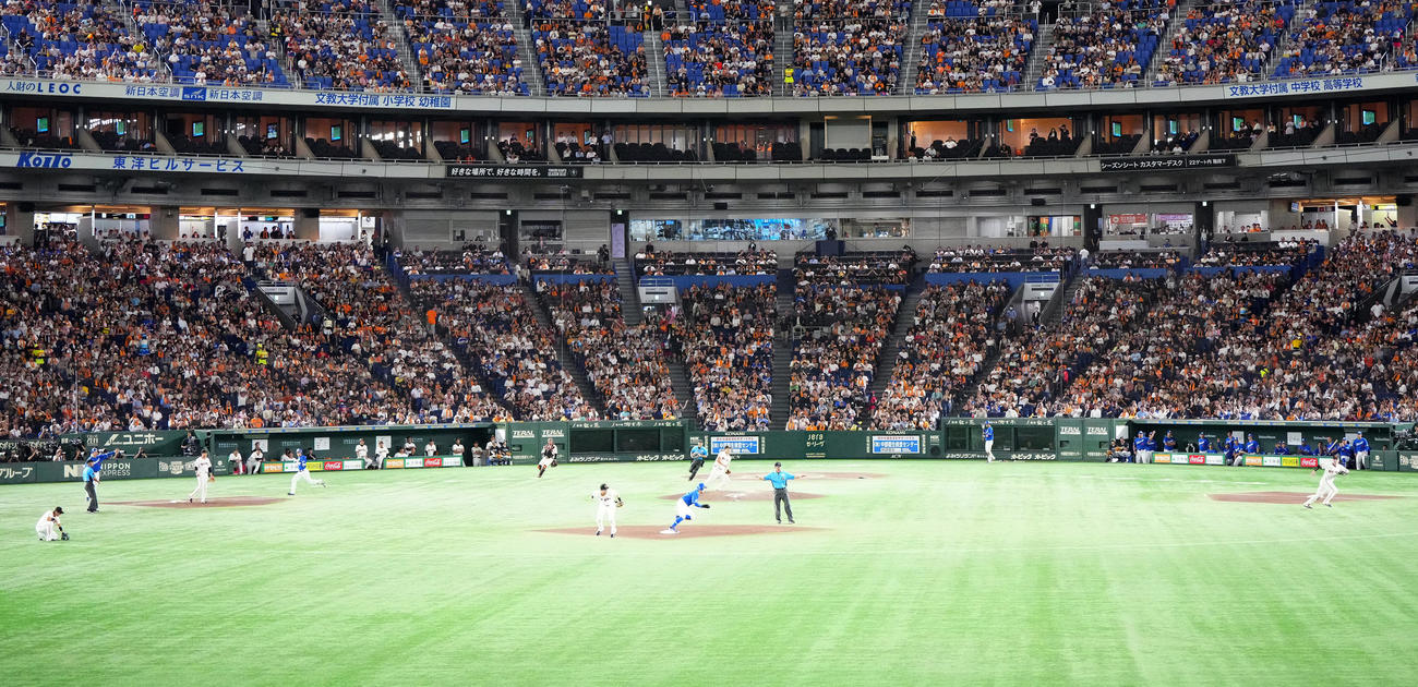 巨人対中日　5回表中日1死一塁、山本の二ゴロを門脇（左端）が悪送球する（撮影・江口和貴）