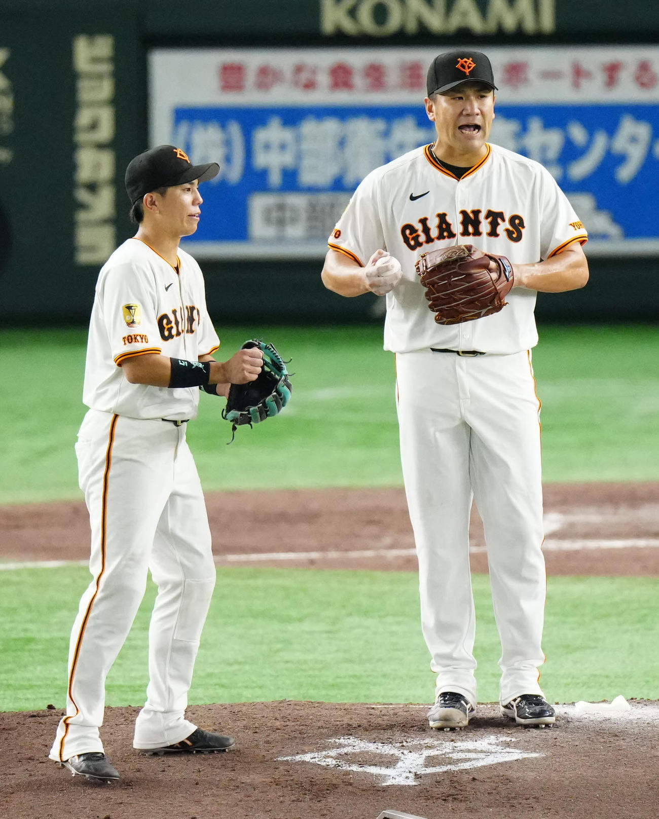 巨人対中日　5回表中日2死二塁、ボスラーに適時打を浴びた田中将（右）。左は二塁手門脇（撮影・江口和貴）