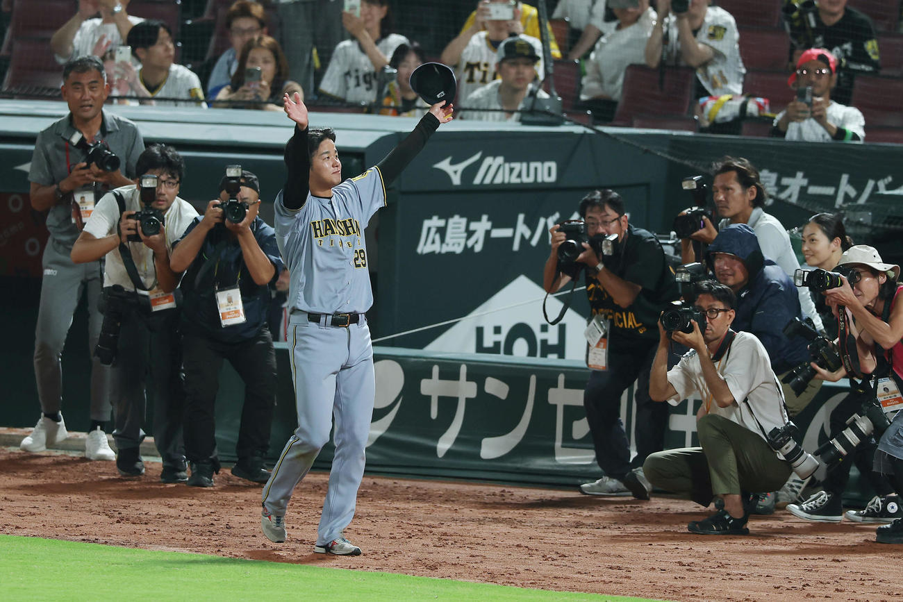広島対阪神　ヒーローインタビューを終えファンに手を振る阪神高橋（撮影・前田充）
