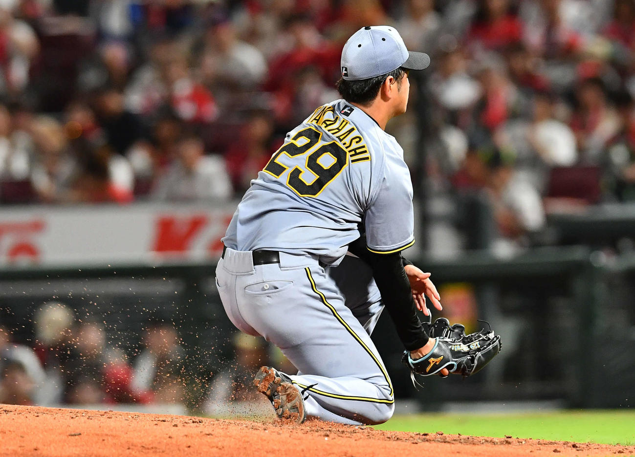 広島対阪神　6回裏広島無死、佐々木にこの試合初安打となる中前安打を許す高橋（撮影・岩下翔太）